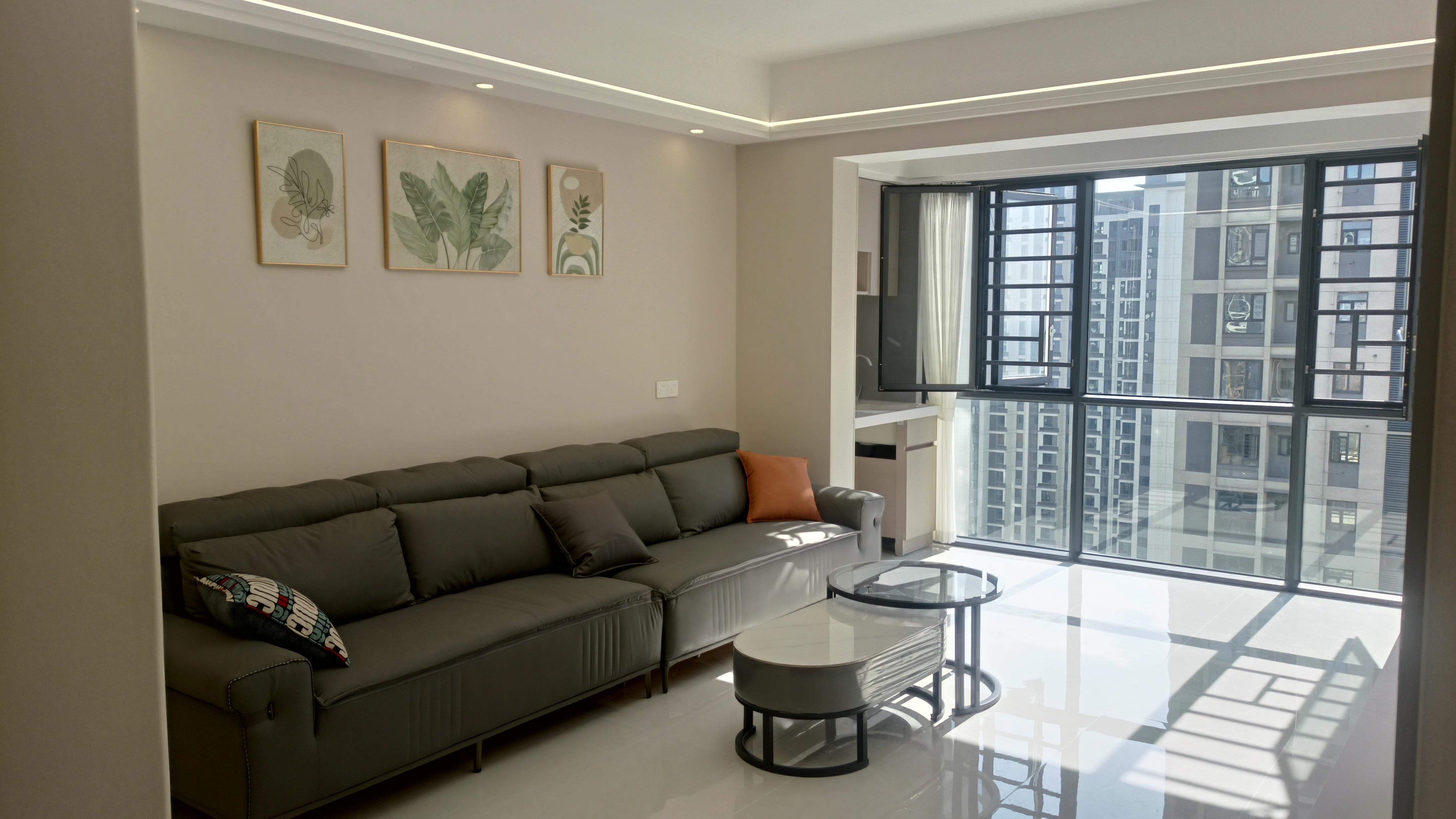 风和日丽全新装修家具全配拎包即住优价出售！