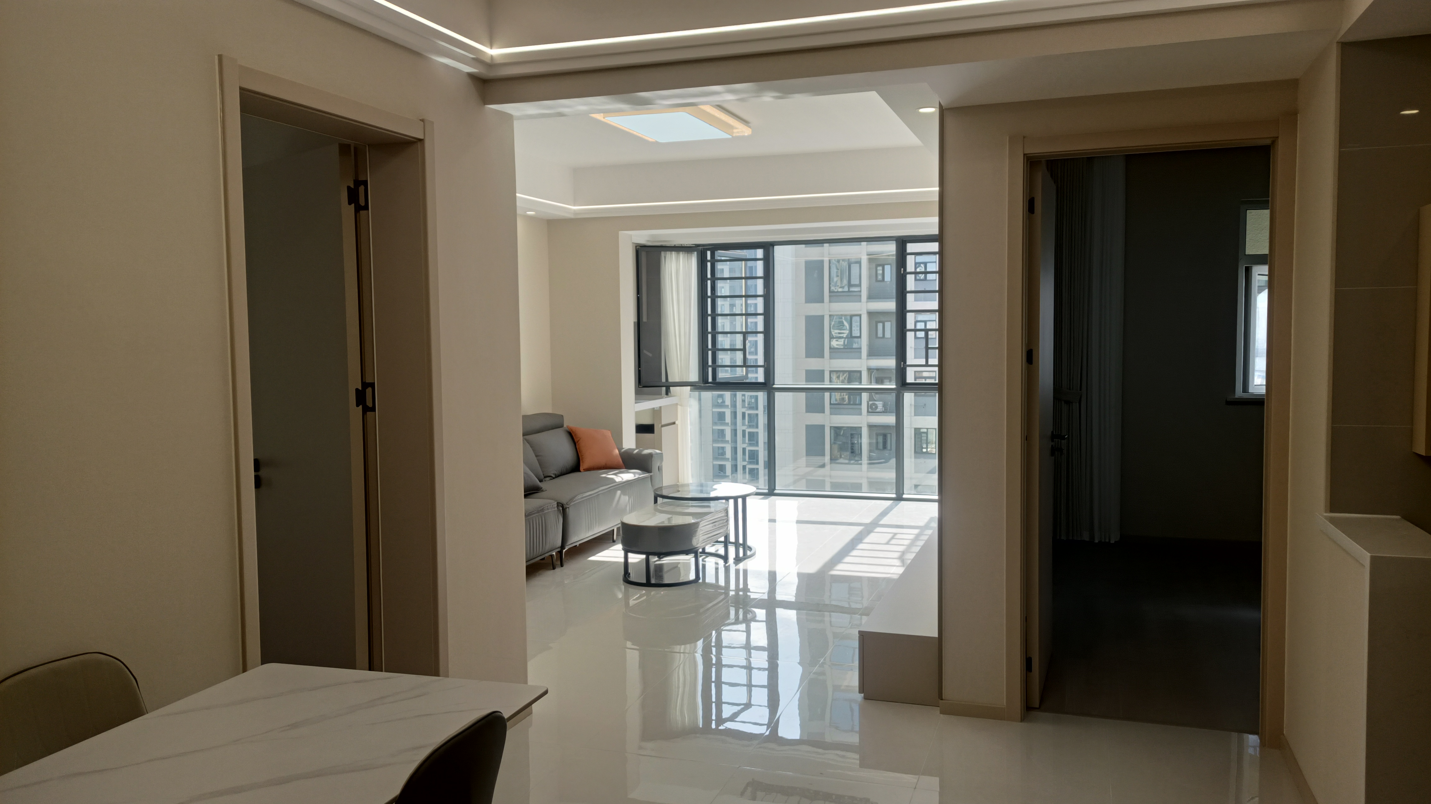 风和日丽全新装修 家具全配 拎包即住 优价出售！