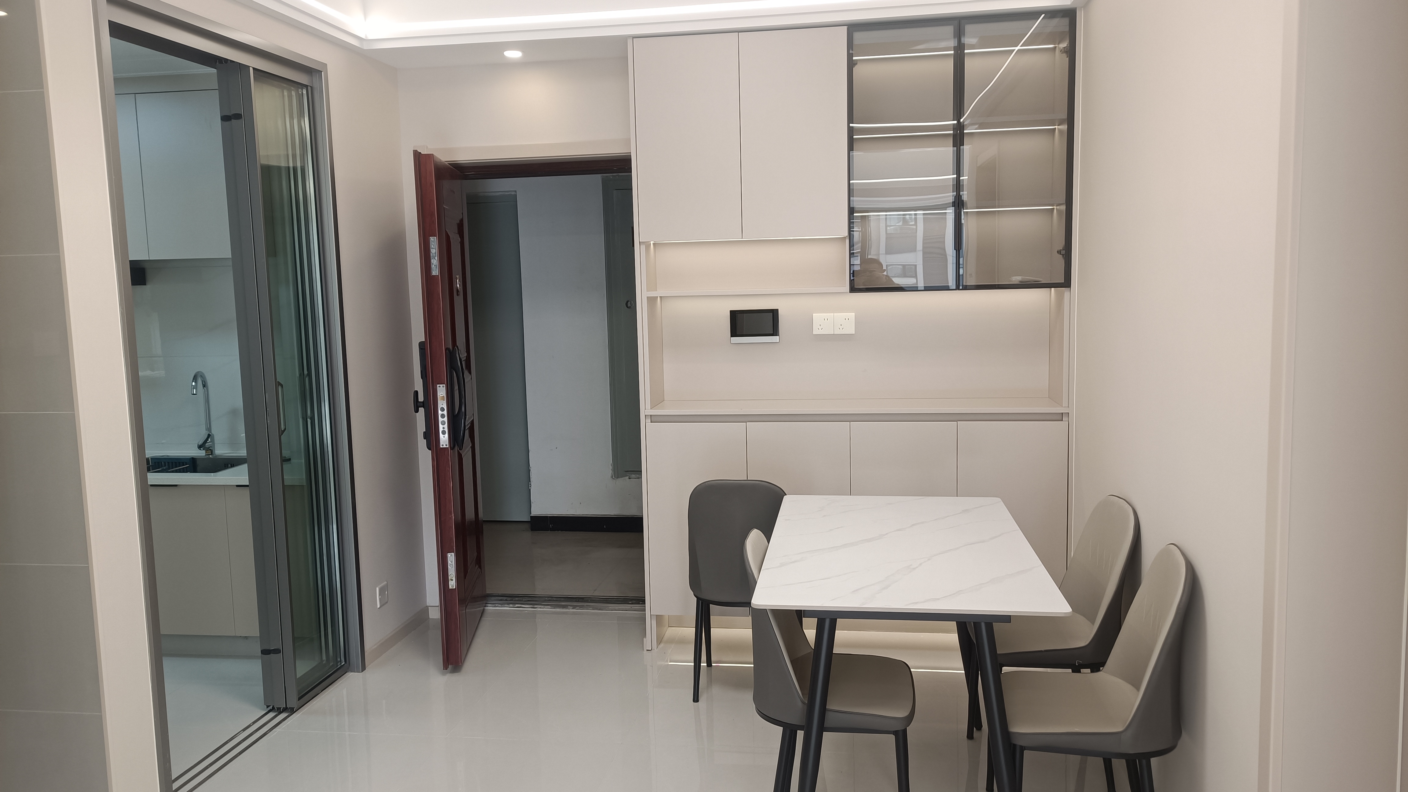 风和日丽全新装修家具全配拎包即住优价出售！