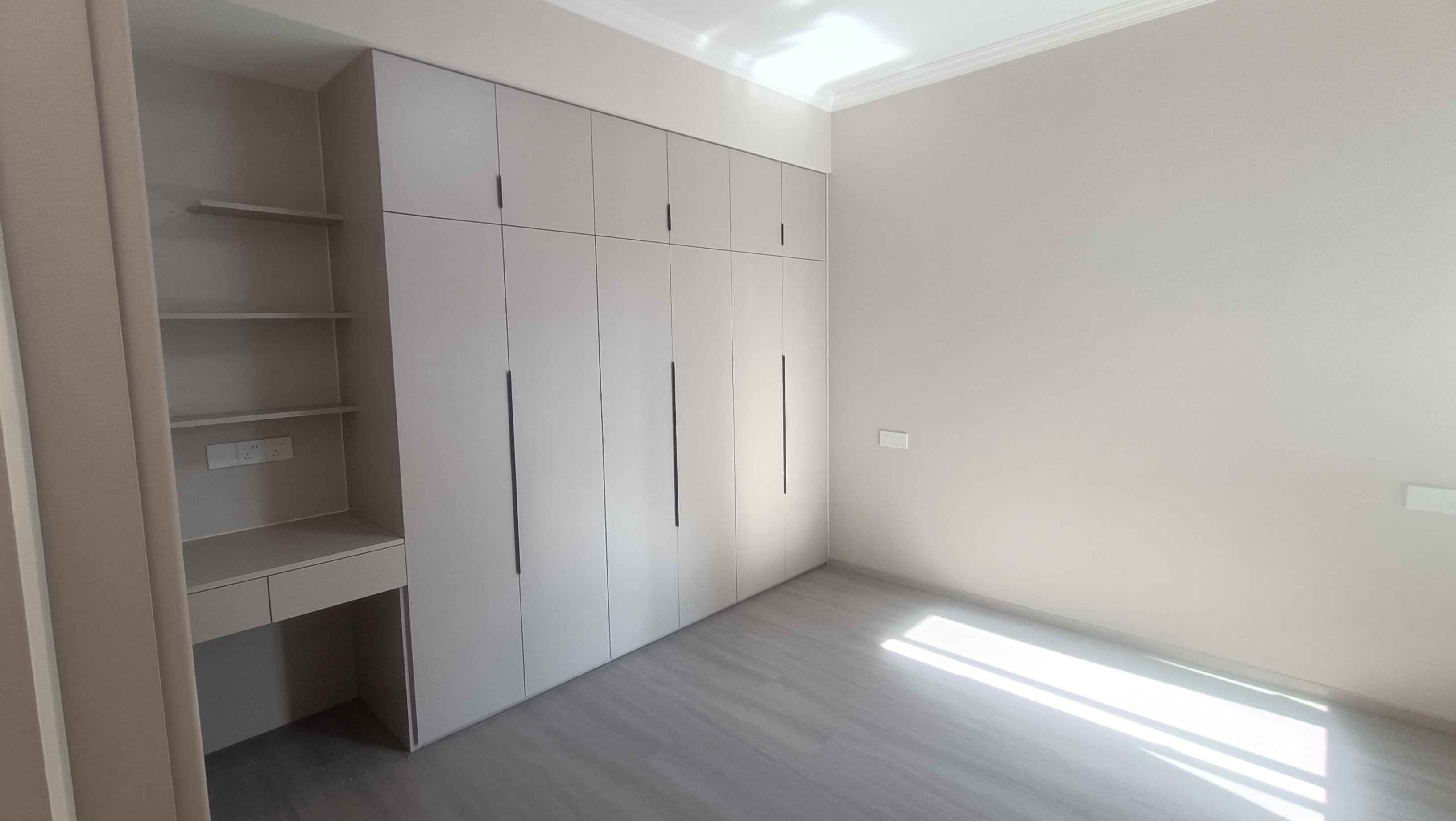 风和日丽全新装修家具全配拎包即住优价出售！