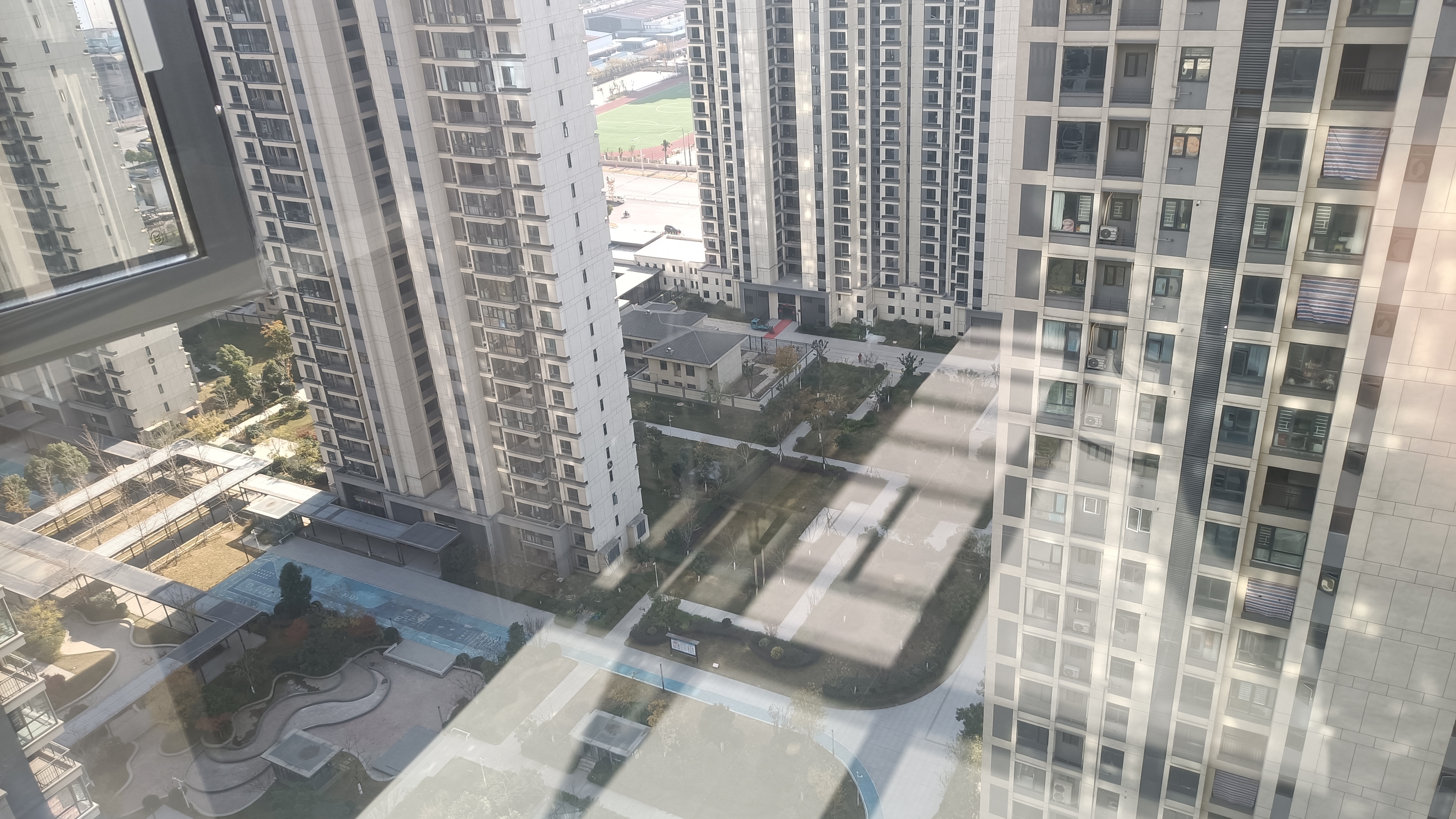 风和日丽全新装修家具全配拎包即住优价出售！