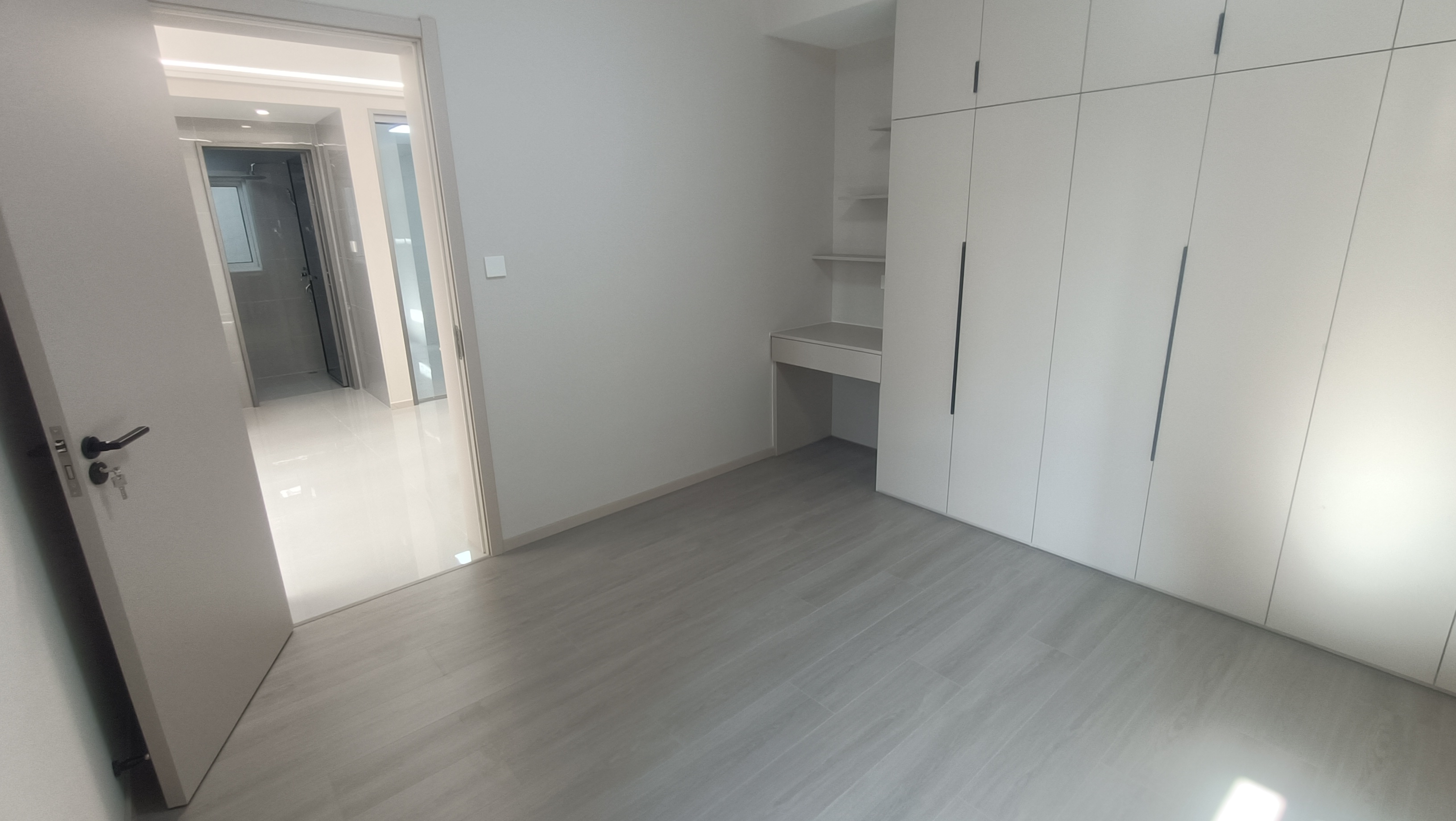 风和日丽全新装修家具全配拎包即住优价出售！