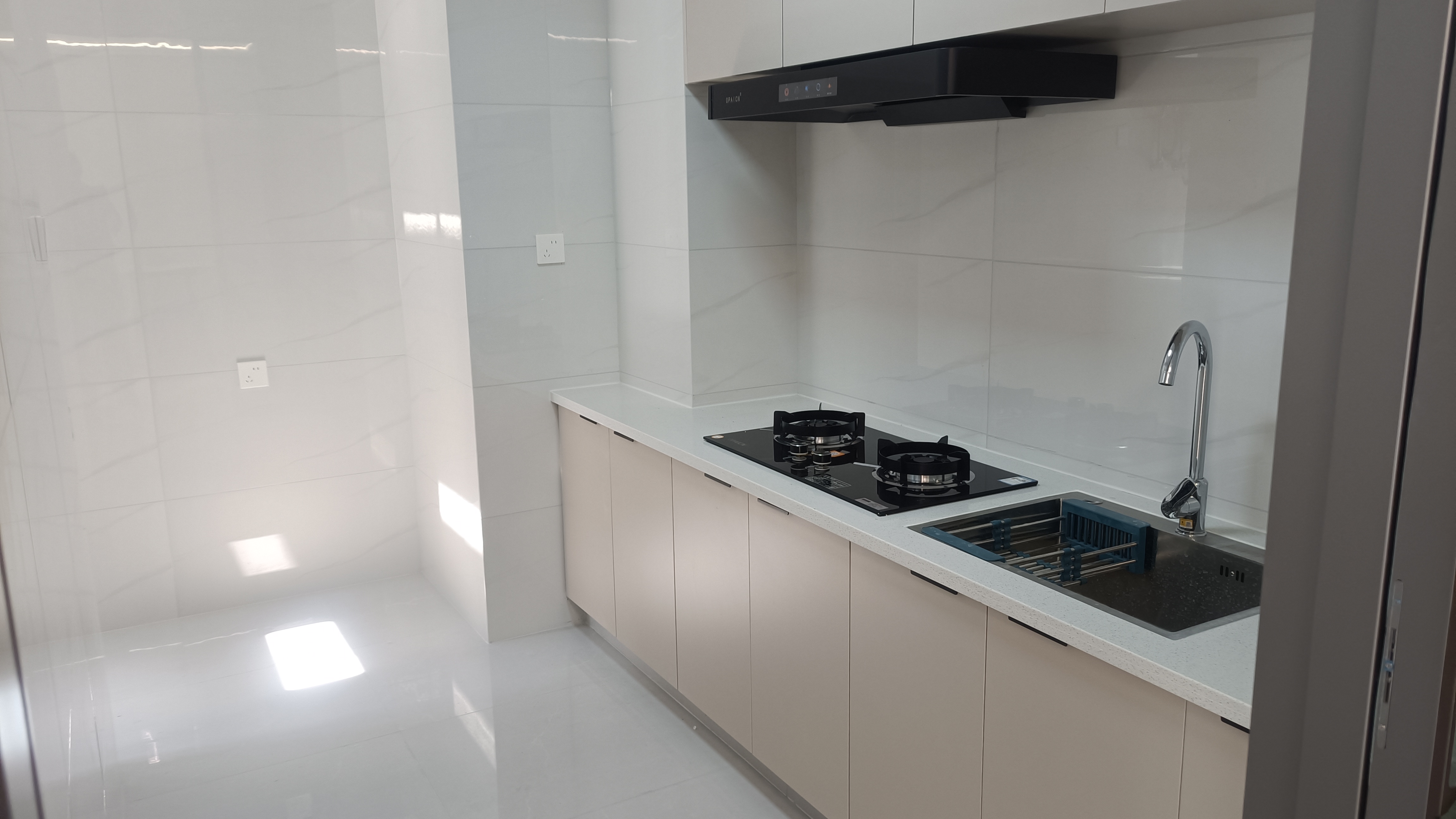 风和日丽全新精装修家具家电齐全，两证全满2年49万优价出售！