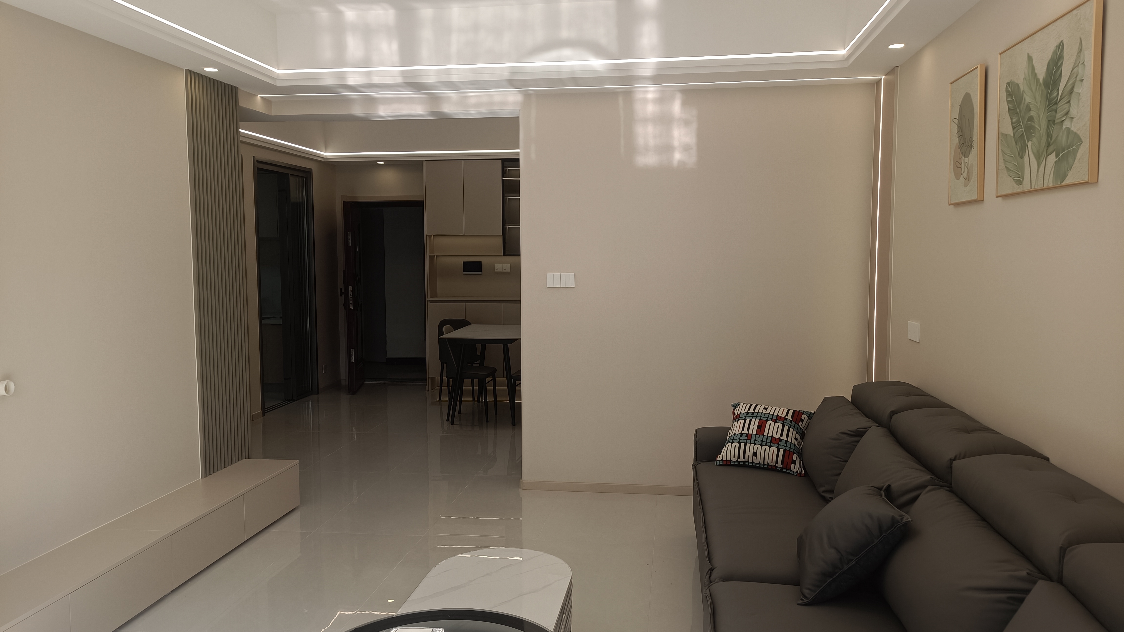 风和日丽全新精装修家具家电齐全，两证全满2年49万优价出售！