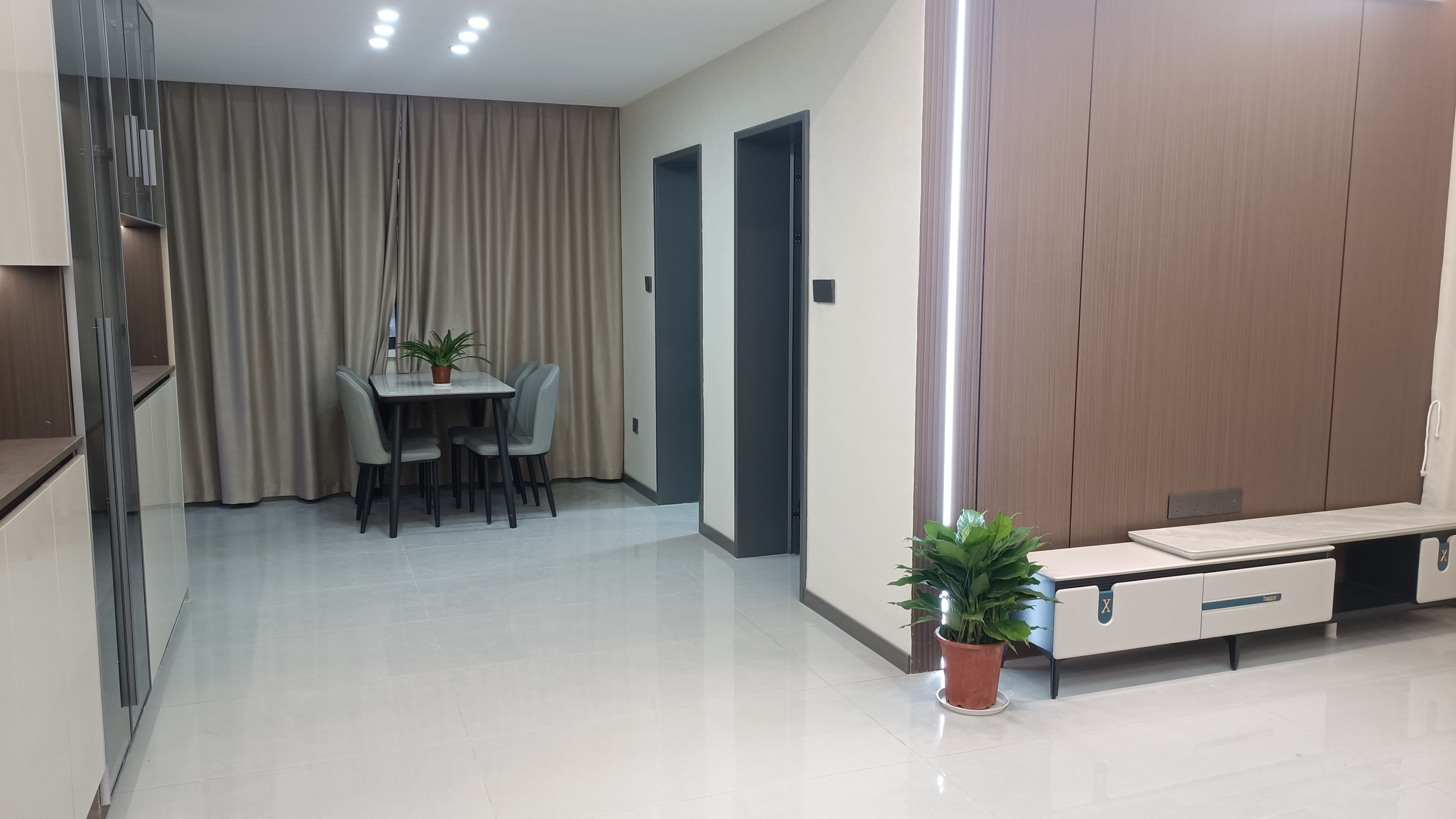 仙桃城区带大院子，全新精装修两证全，支持按揭贷款！