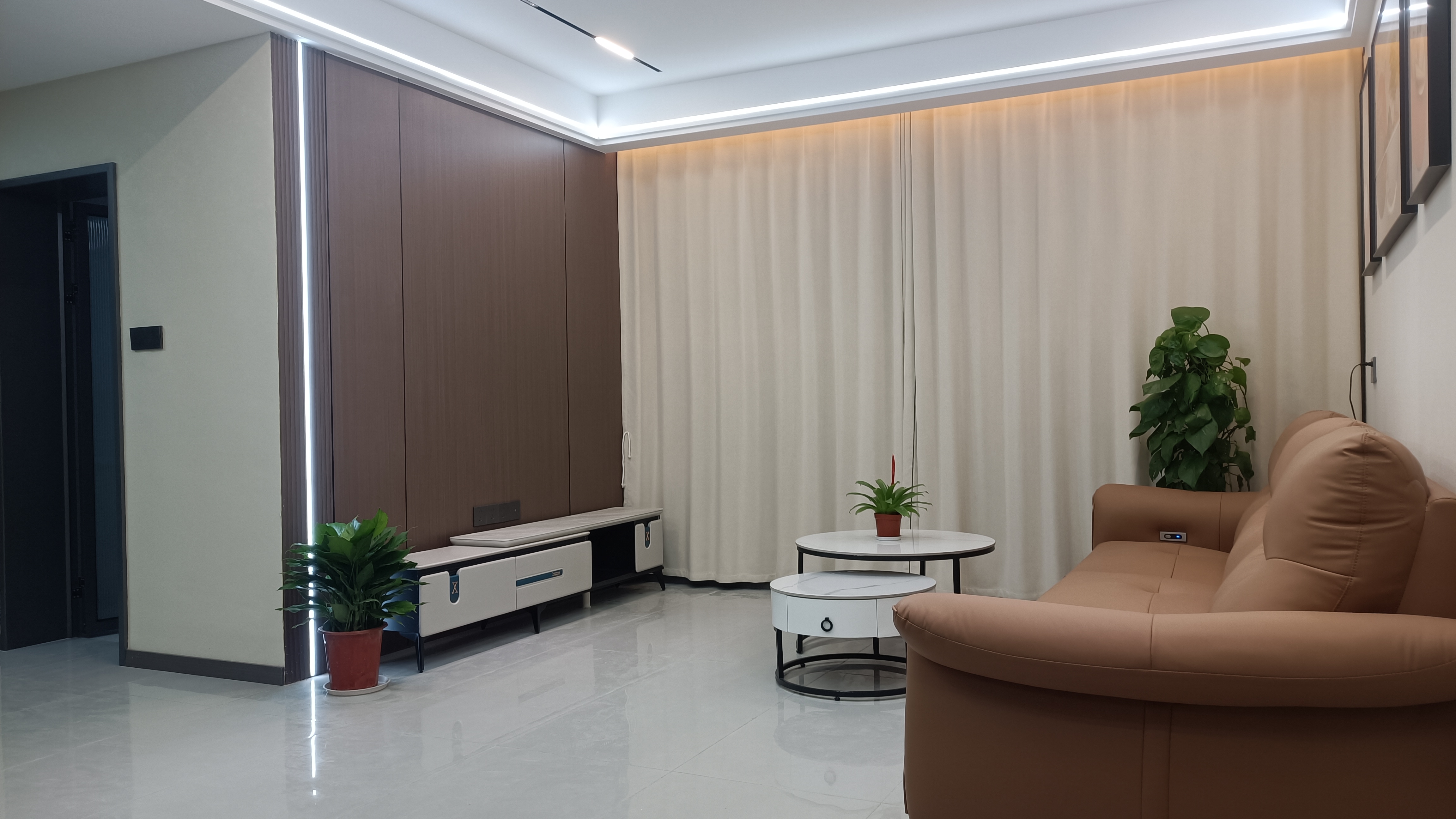 仙桃城区带大院子，全新精装修 两证全，支持按揭贷款！