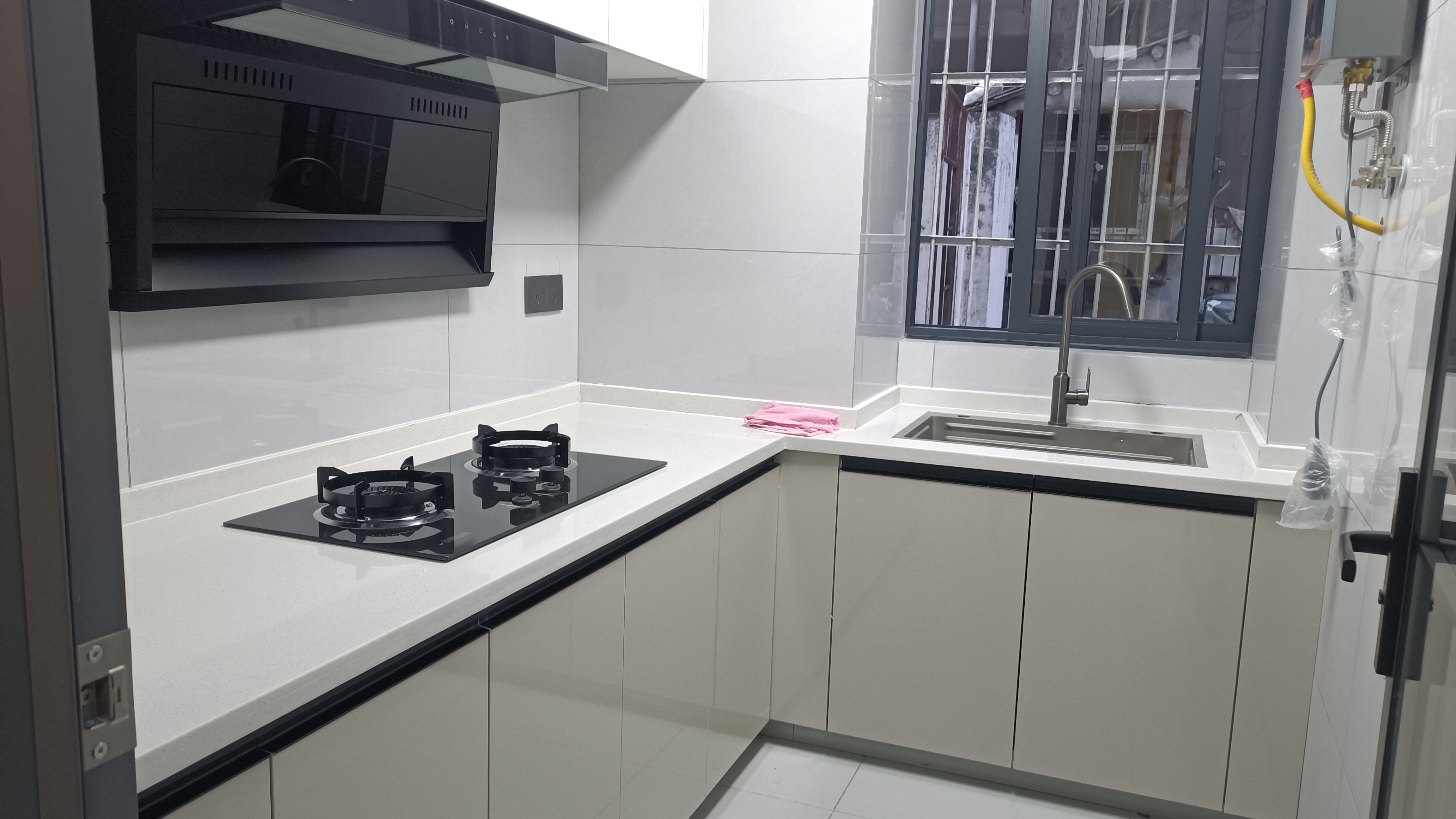 仙桃城区带大院子，全新精装修两证全，支持按揭贷款！