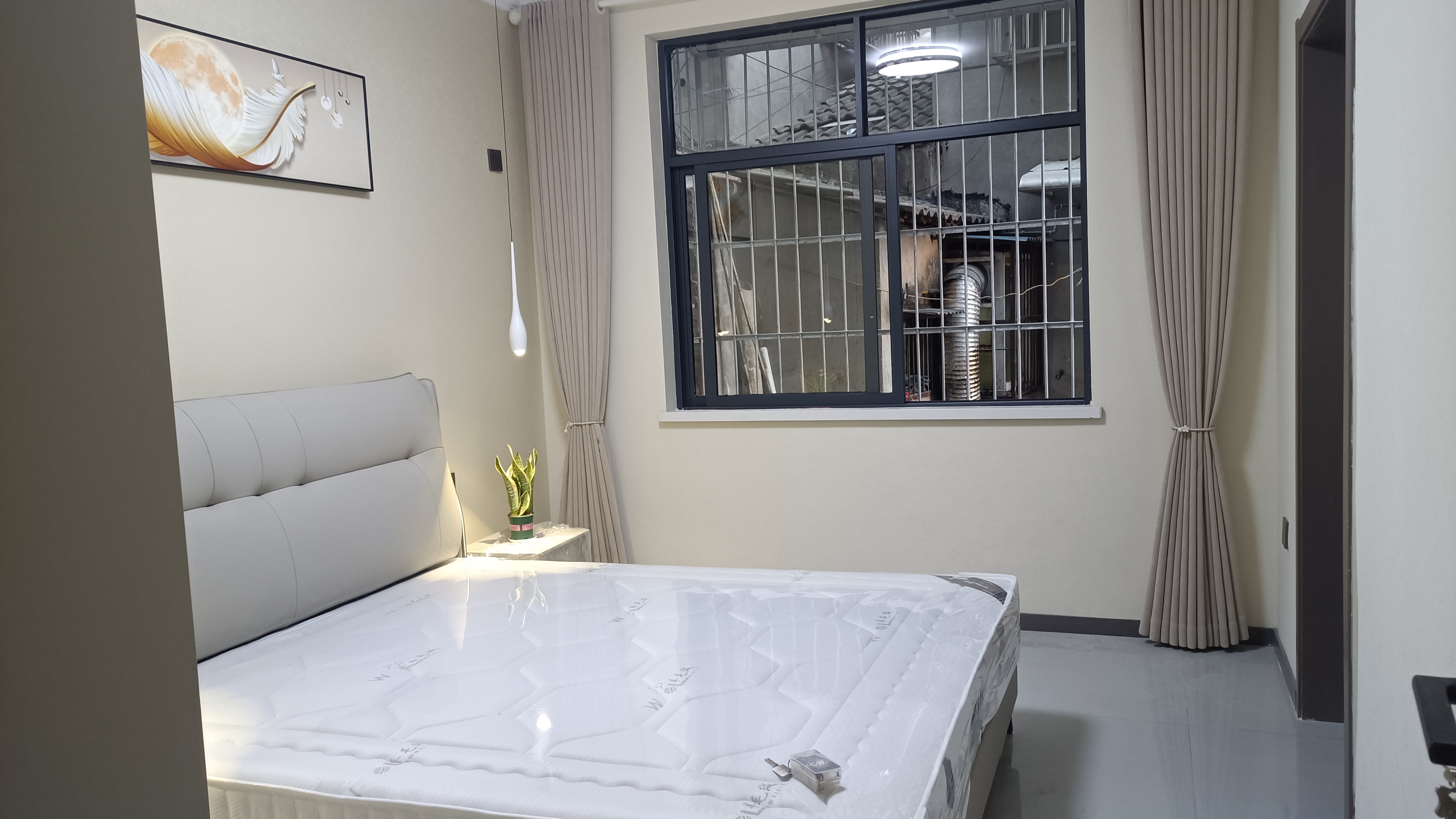 仙桃城区带大院子，全新精装修两证全，支持按揭贷款！