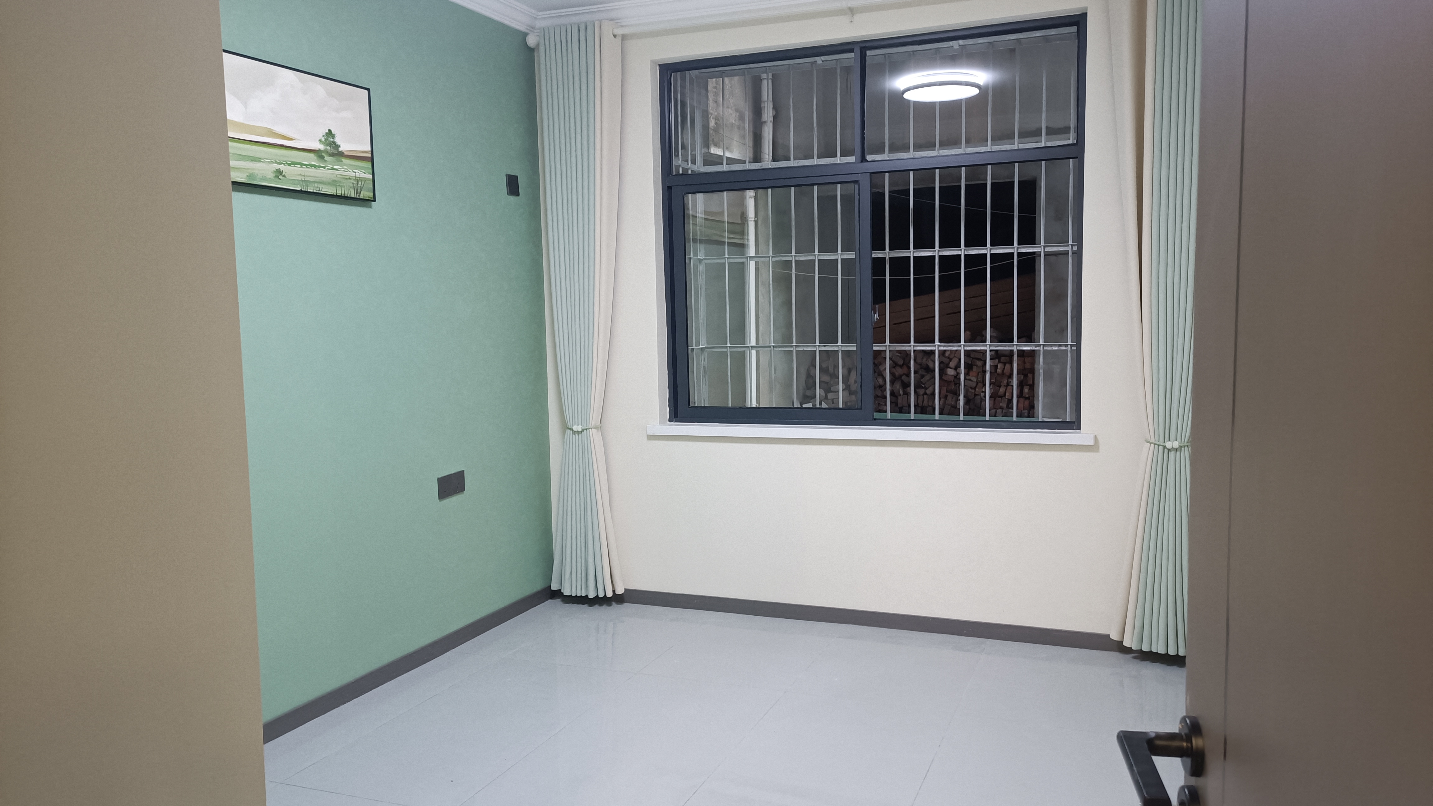 仙桃城区带大院子，全新精装修两证全，支持按揭贷款！