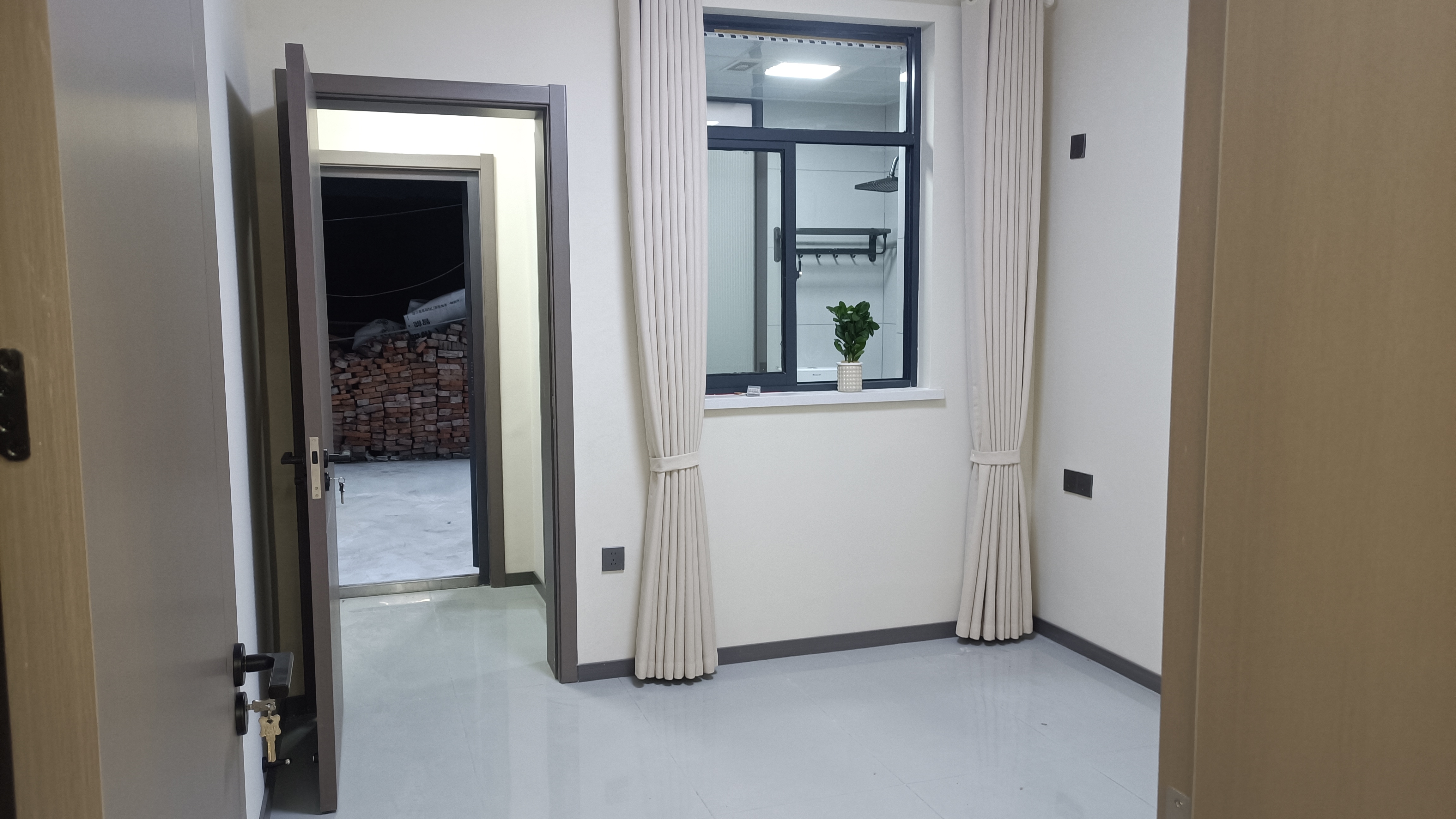 仙桃城区带大院子，全新精装修两证全，支持按揭贷款！