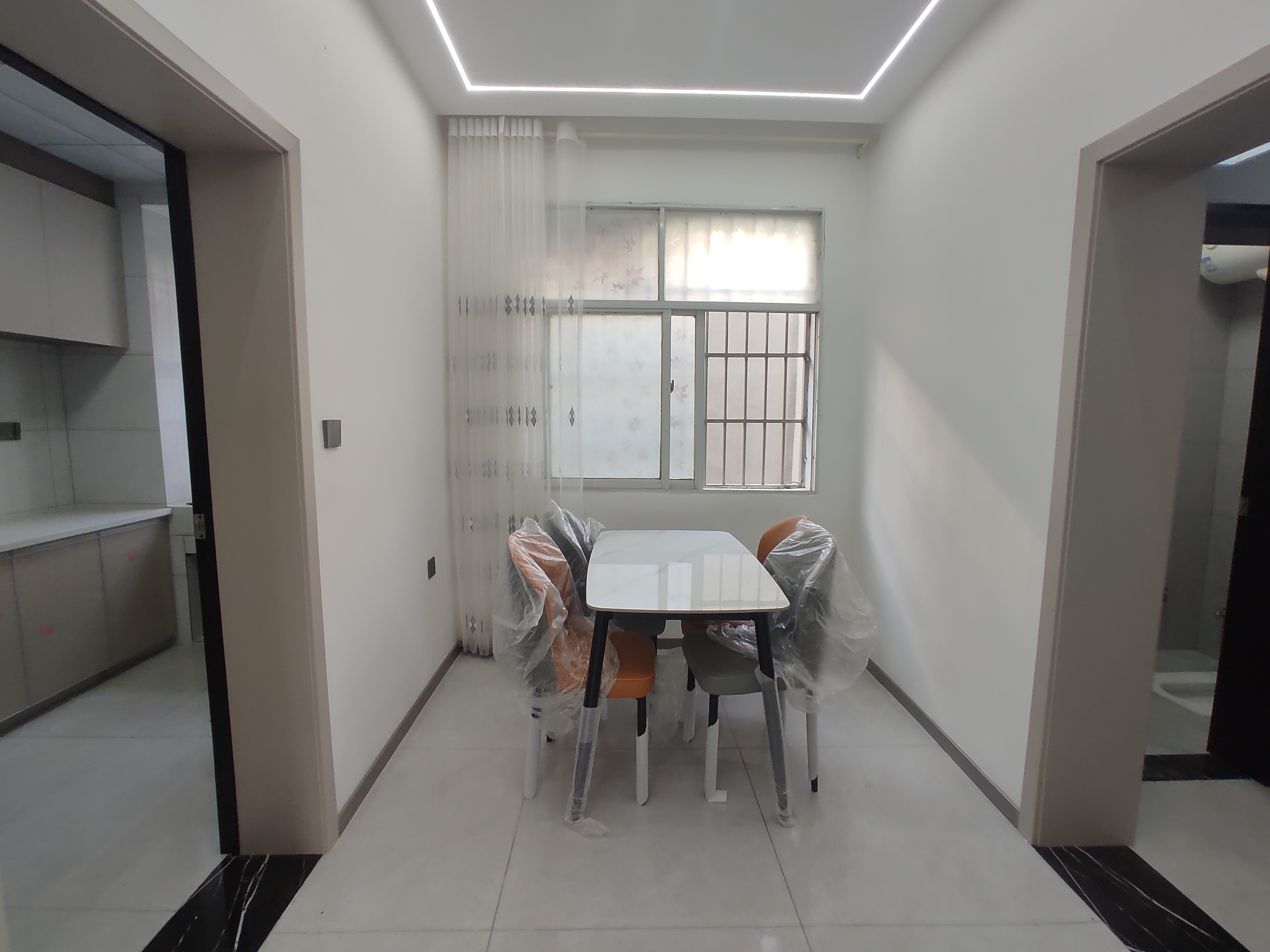 剑桥名邸.毛坯三房两房.中间楼层.看房方便