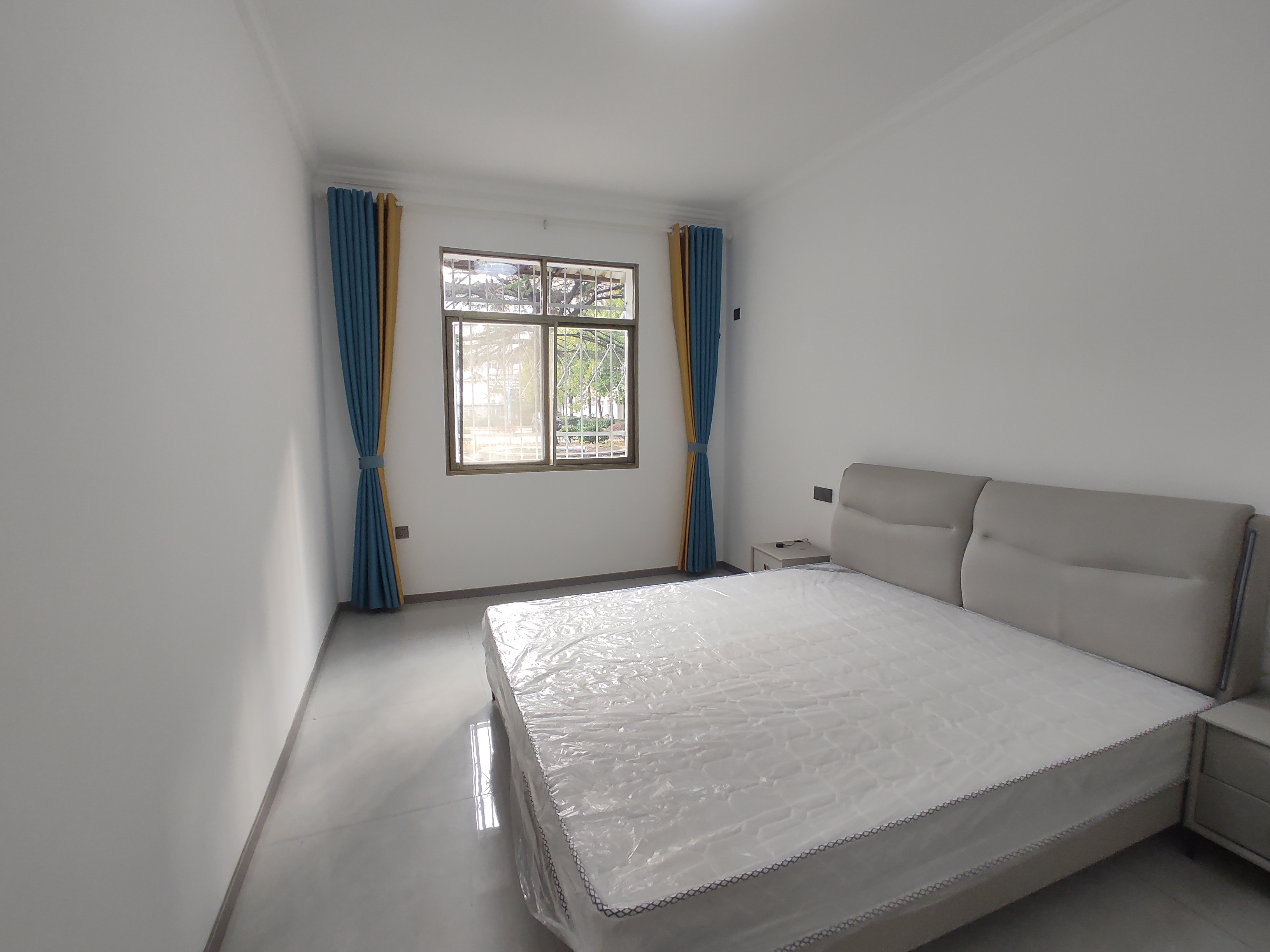 剑桥名邸.毛坯三房两房.中间楼层.看房方便