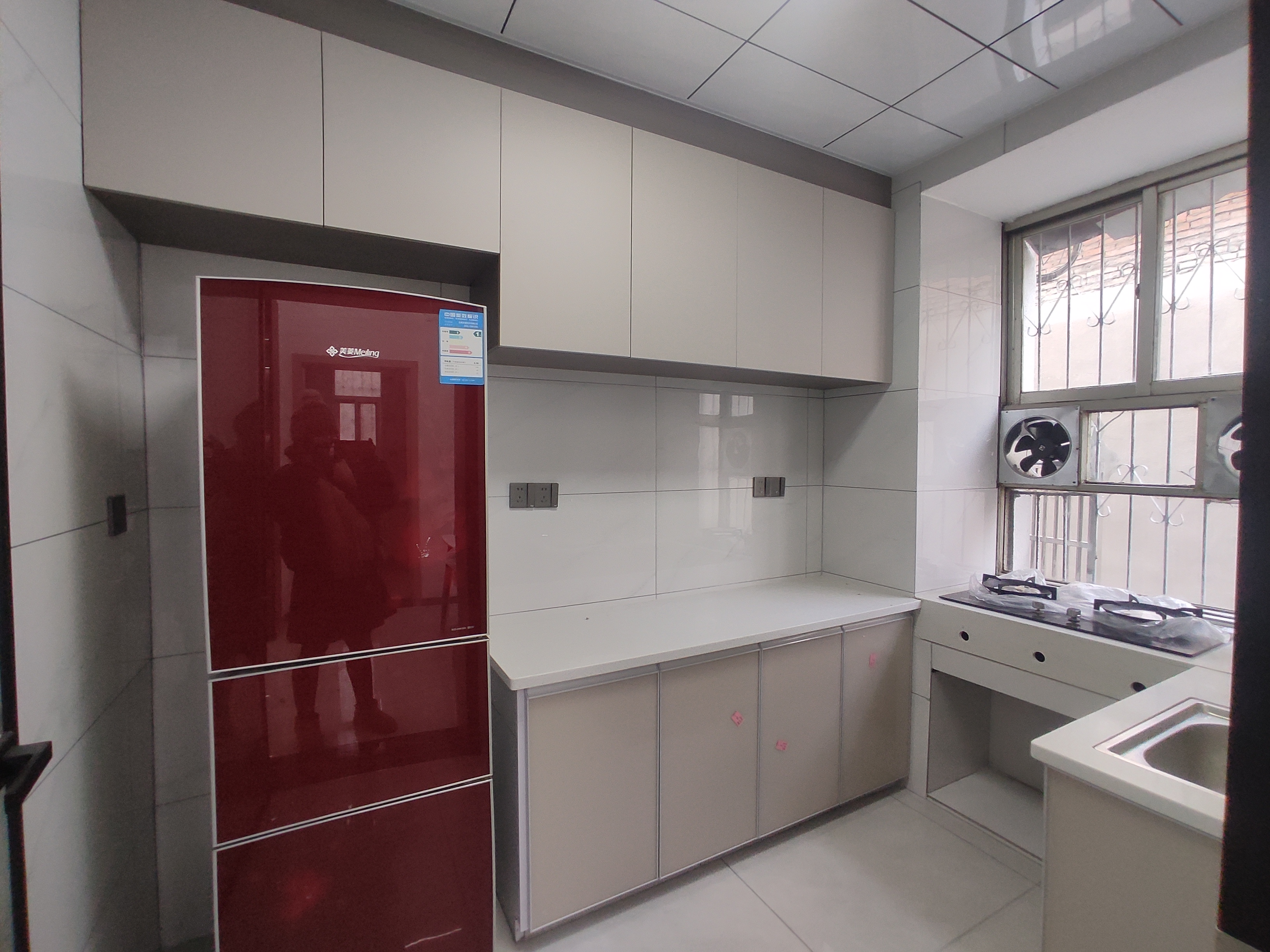 剑桥名邸.毛坯三房两房.中间楼层.看房方便