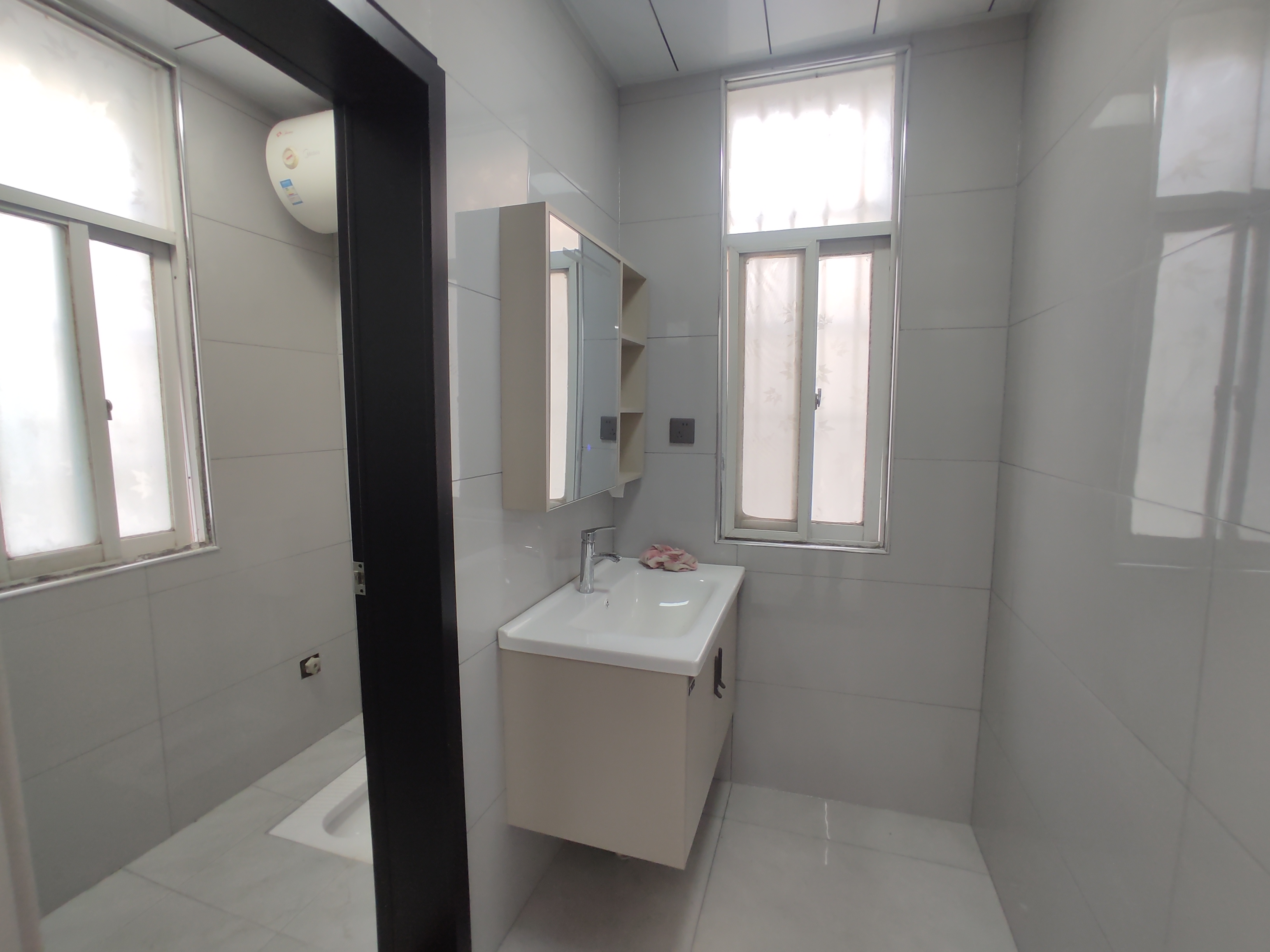 剑桥名邸.毛坯三房两房.中间楼层.看房方便