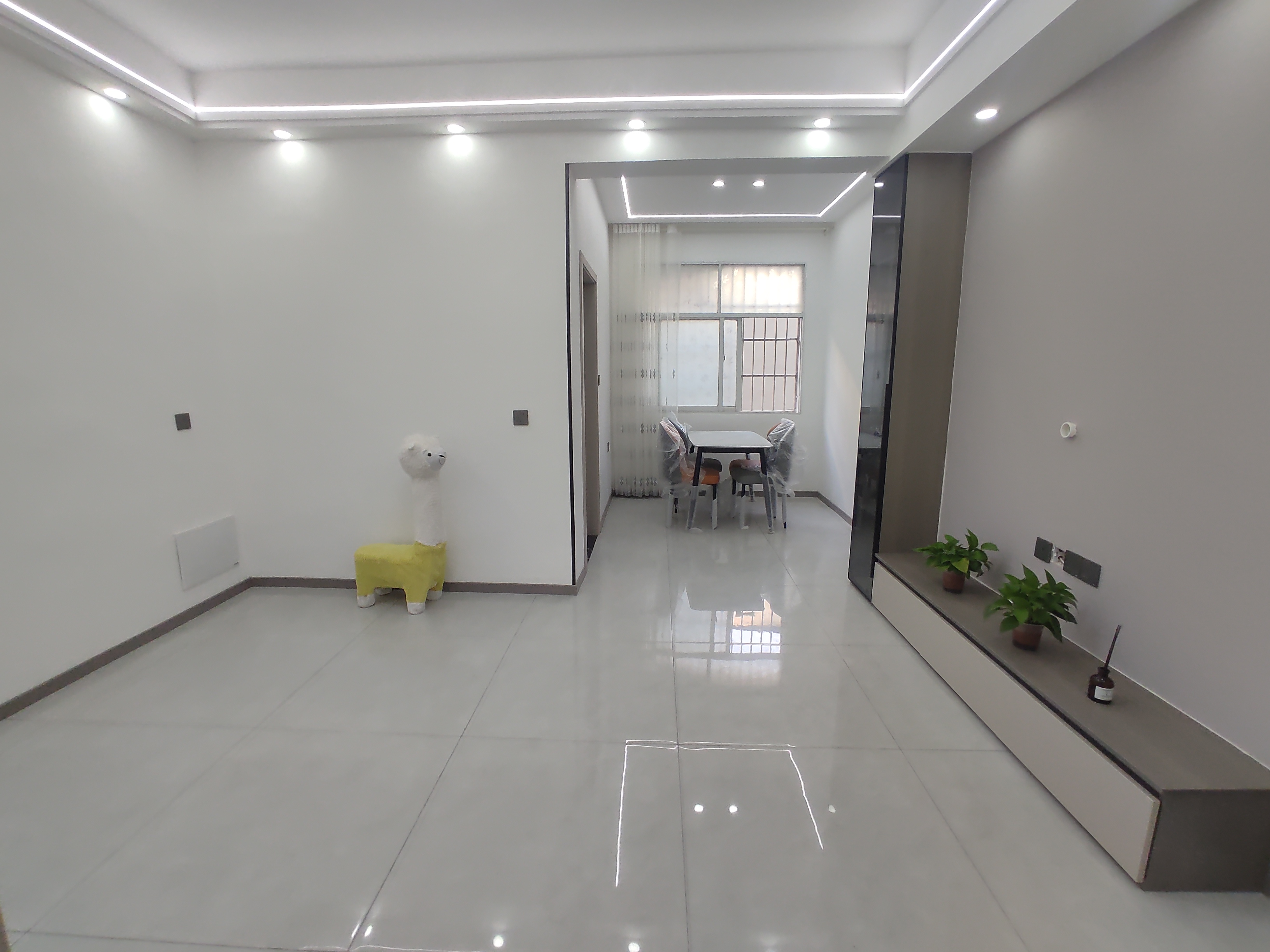 剑桥名邸.毛坯三房两房.中间楼层.看房方便