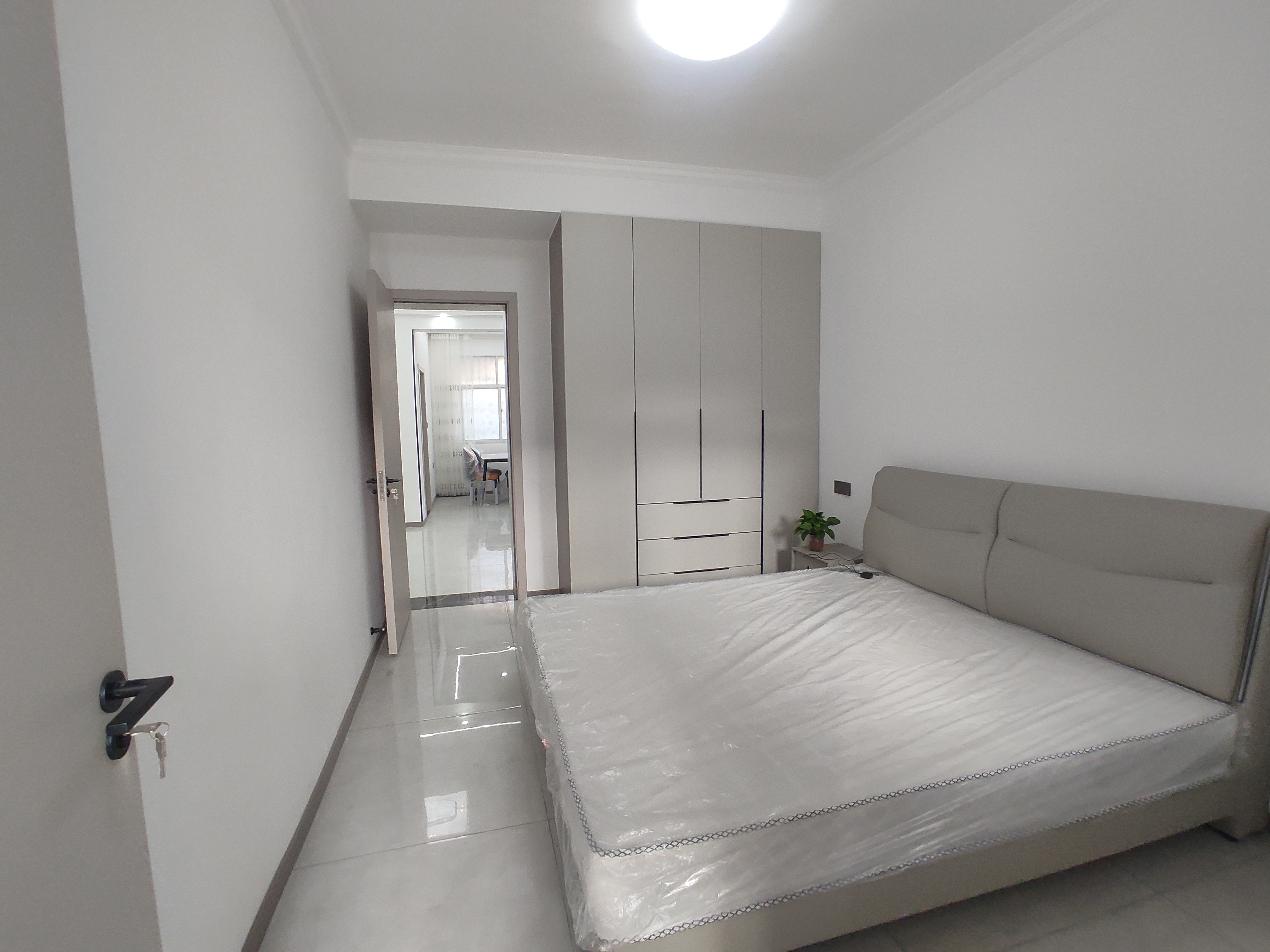 剑桥名邸.毛坯三房两房.中间楼层.看房方便