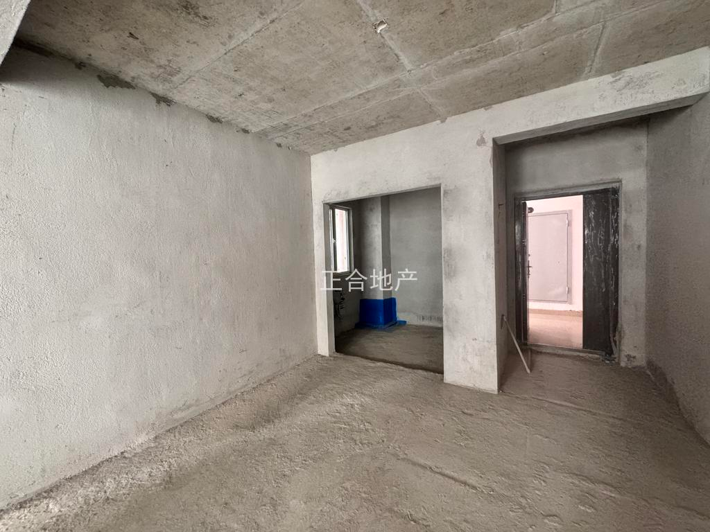 蓝天白云毛坯好楼层送车位