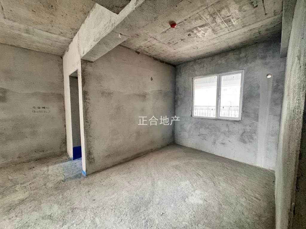 蓝天白云毛坯好楼层送车位