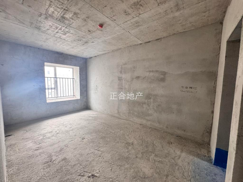 蓝天白云毛坯好楼层送车位