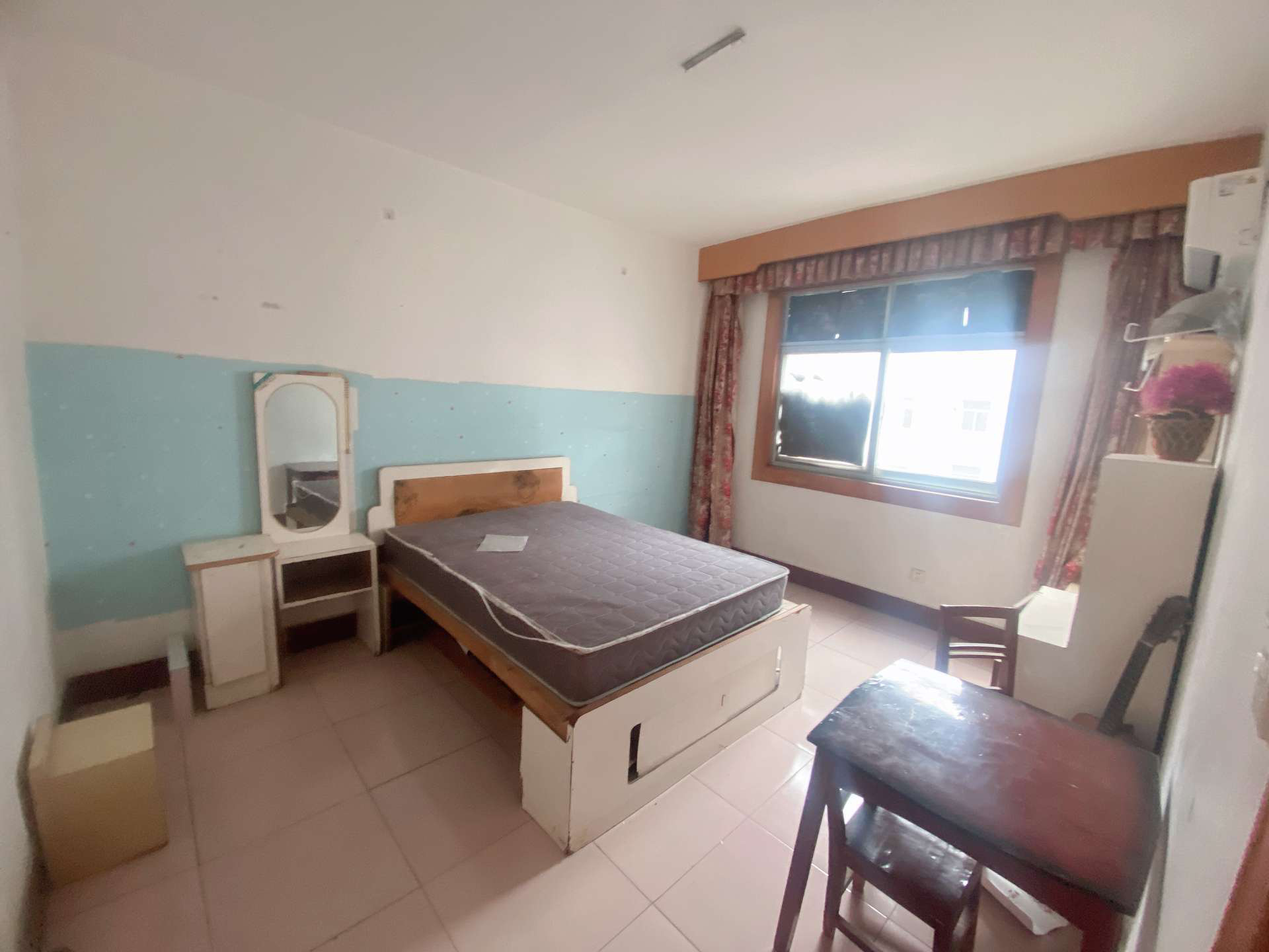 复州花园3室2厅中等装修的房子，楼下就是实验二晓学，房屋优价出租