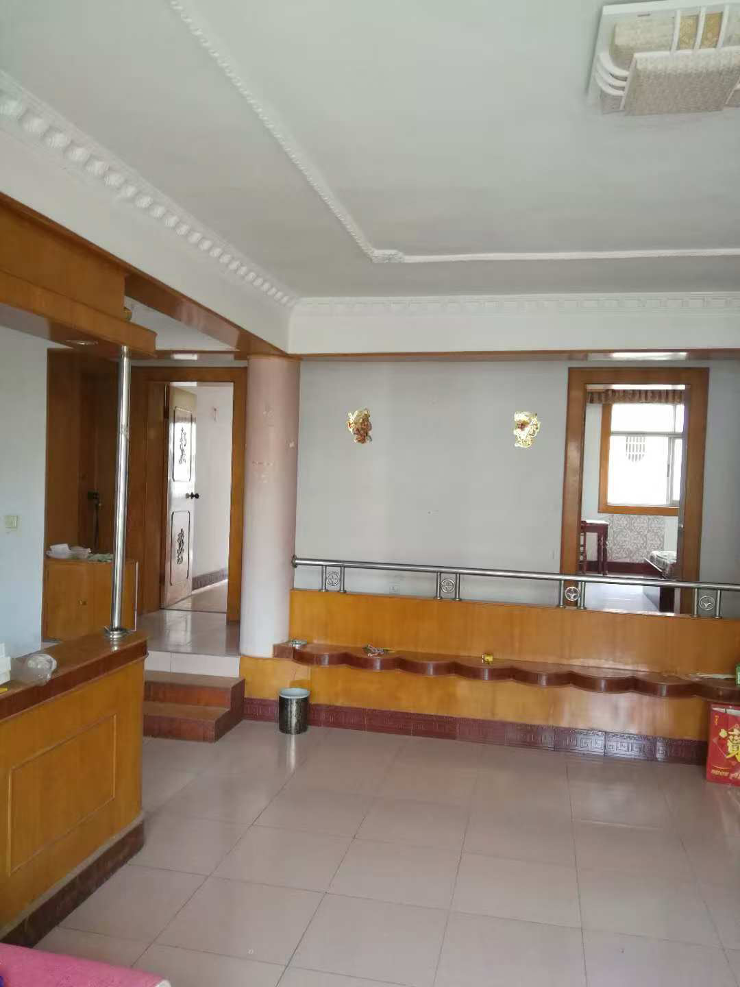 复州花园3室2厅 中等装修的房子，楼下就是实验二晓学，房屋优价出租