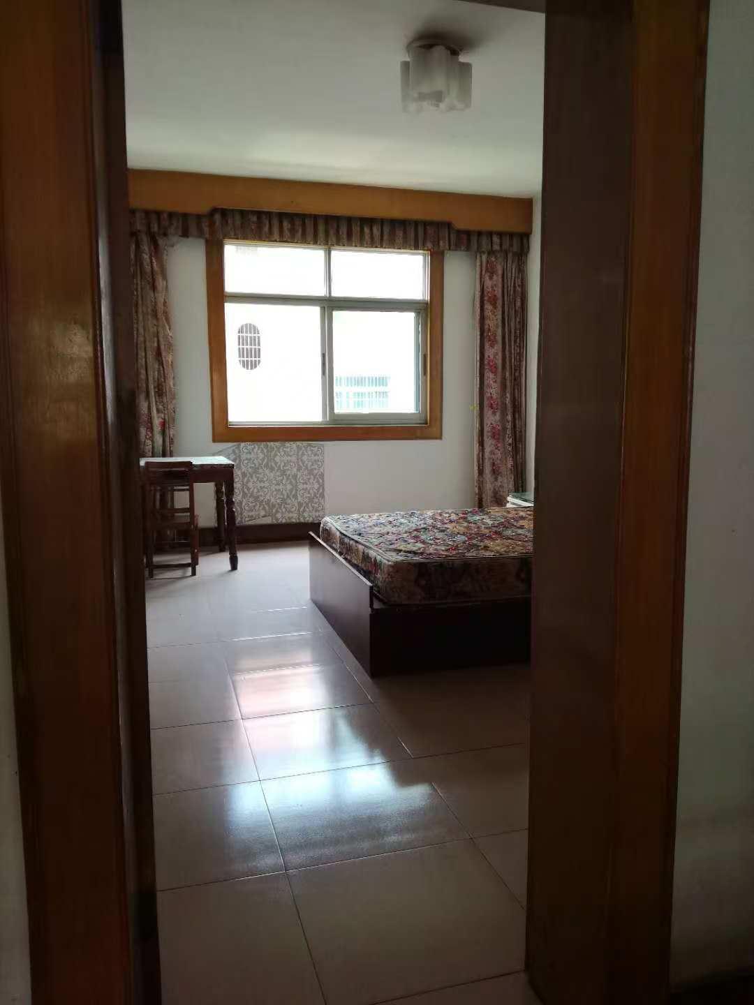 复州花园3室2厅中等装修的房子，楼下就是实验二晓学，房屋优价出租