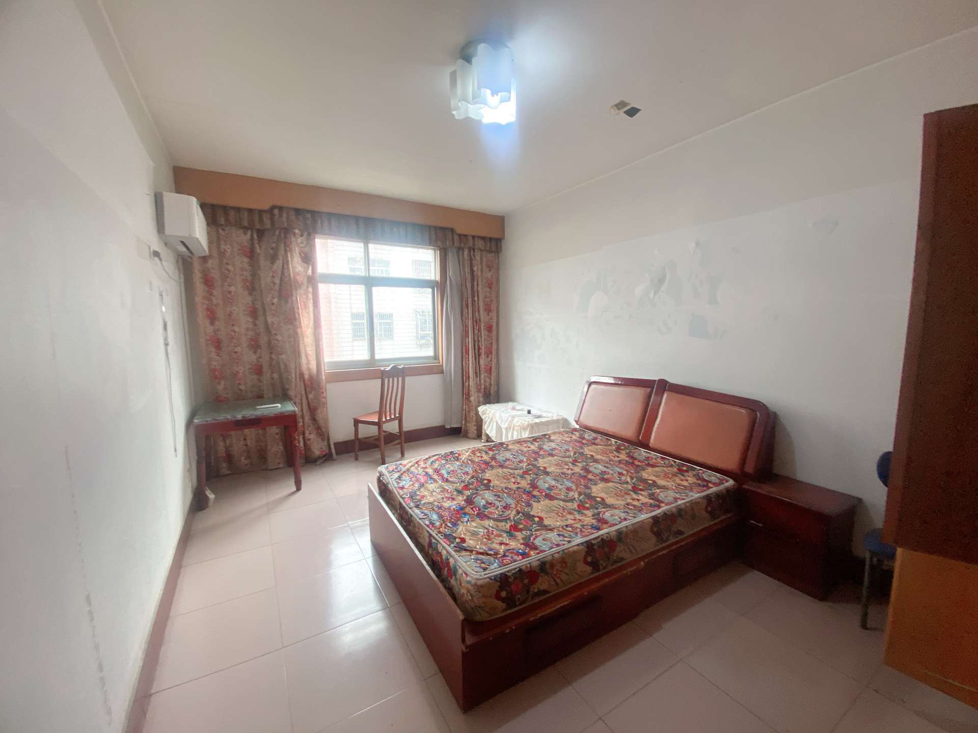 复州花园3室2厅中等装修的房子，楼下就是实验二晓学，房屋优价出租