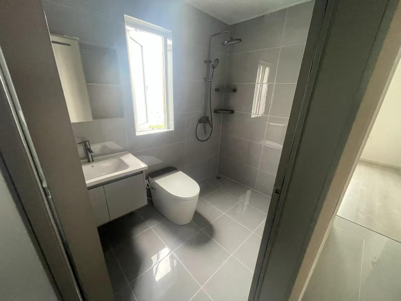 现代森林国际城北苑3室2厅2卫全新精装修两证全优价出售支持贷款！