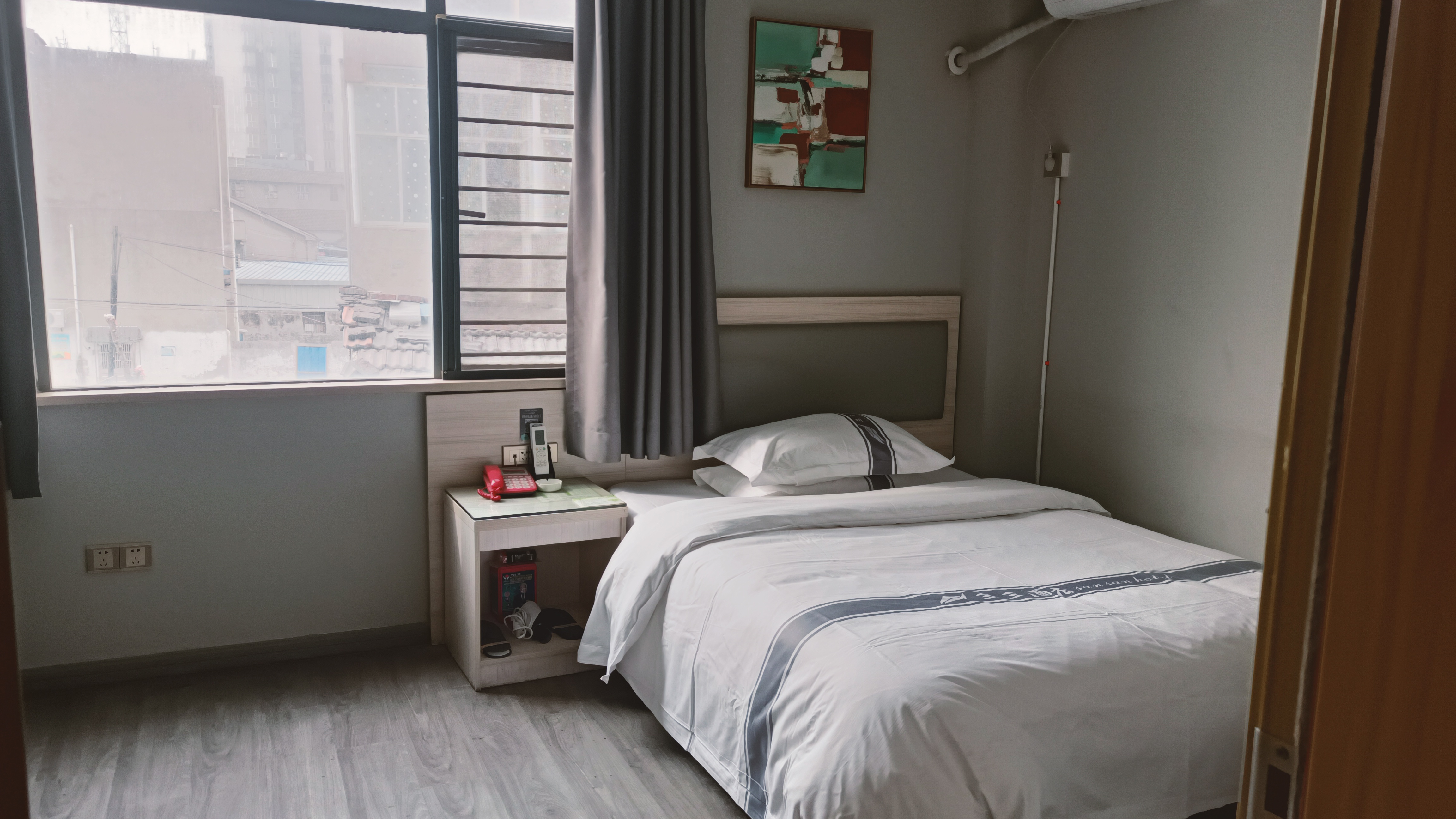 仙桃城南经营中的酒店优价出租，地段好停车方便！