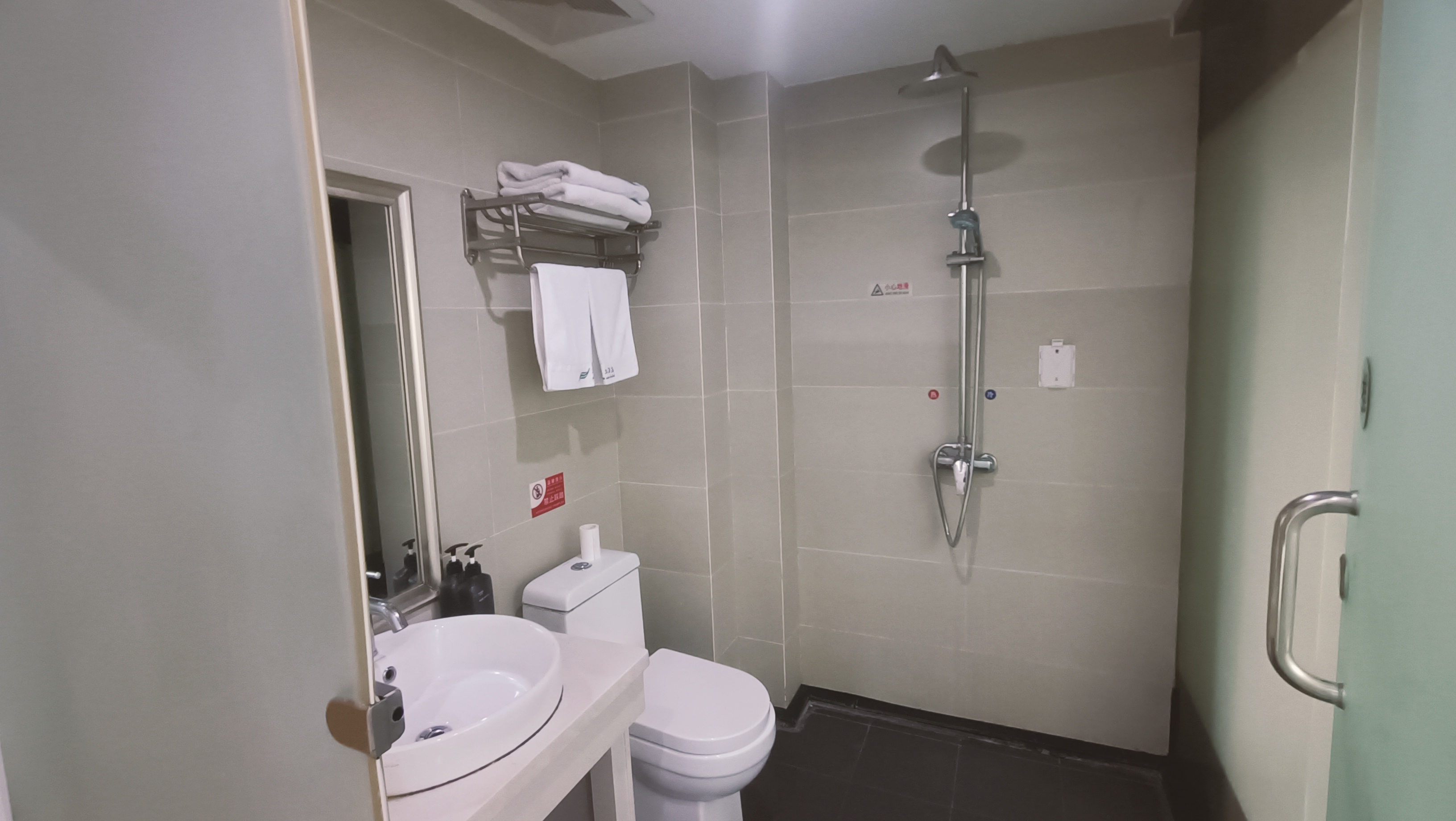 仙桃城南经营中的酒店优价出租，地段好停车方便！