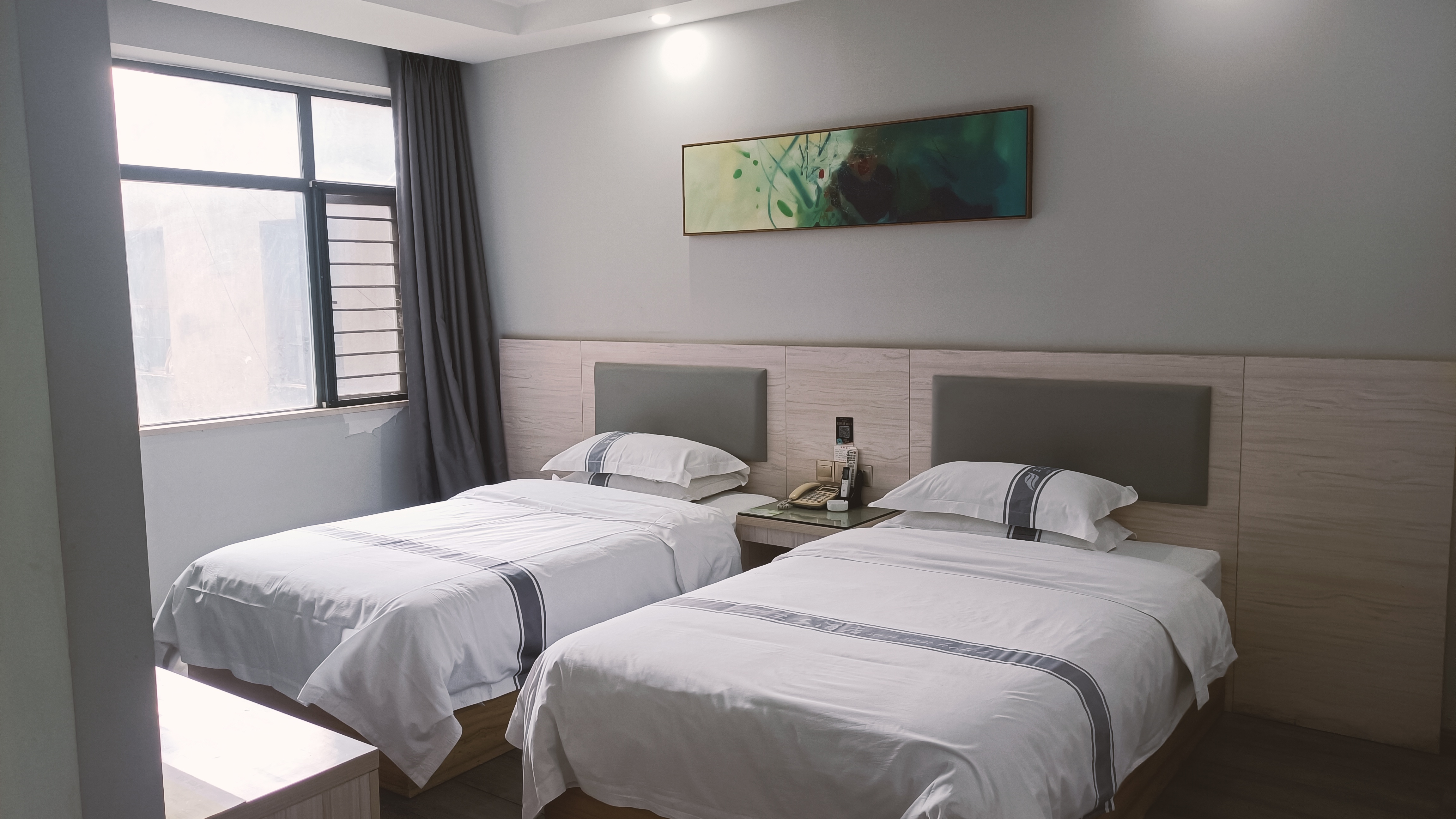 仙桃城南经营中的酒店优价出租，地段好停车方便！