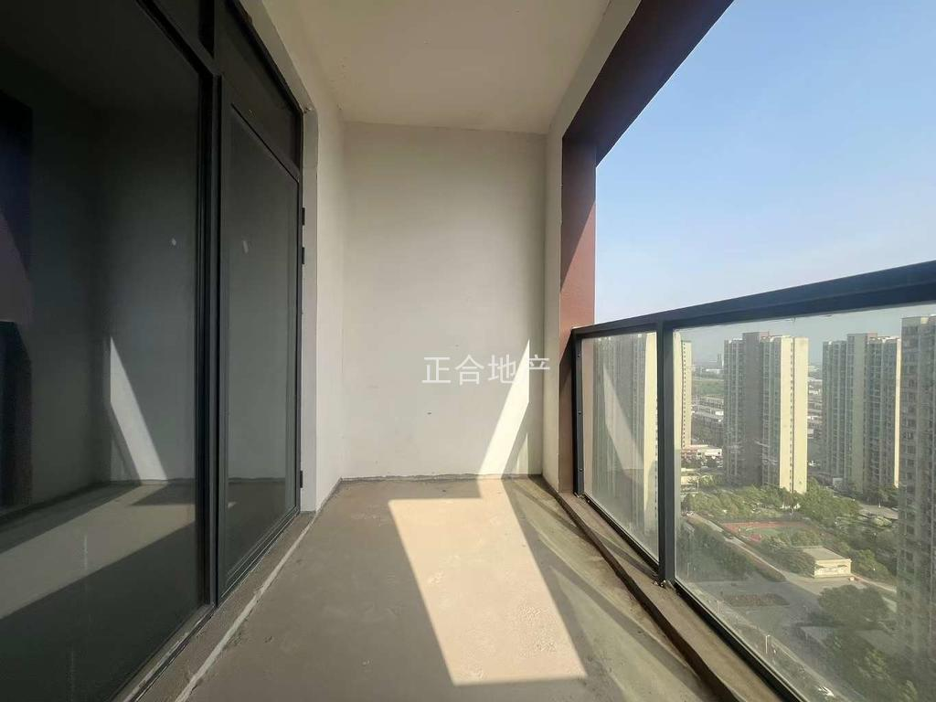 蓝天白云    公园旁