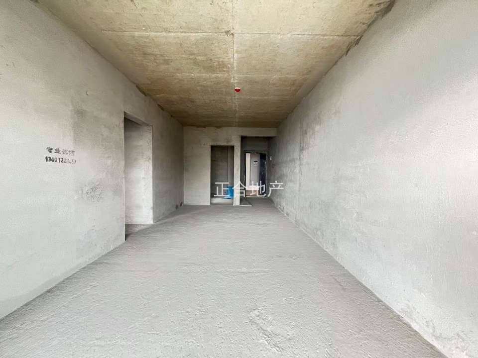 蓝天白云公园旁