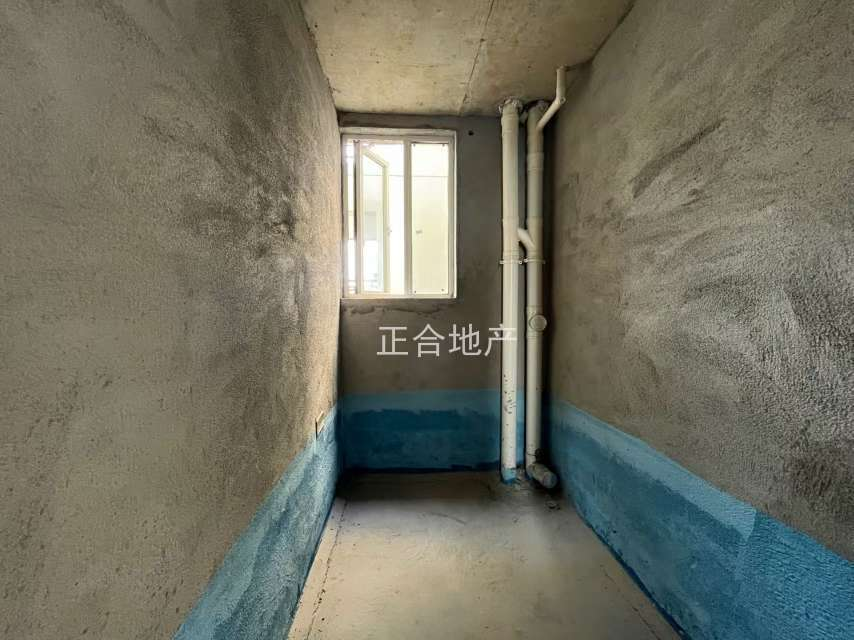 蓝天白云公园旁