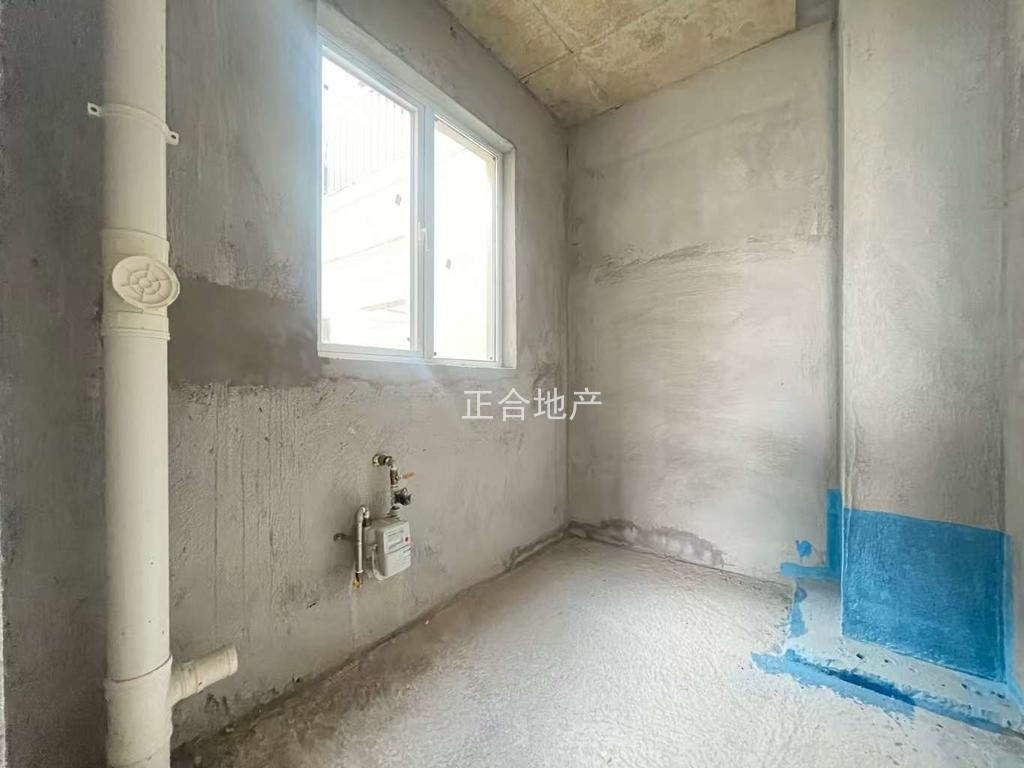 蓝天白云公园旁