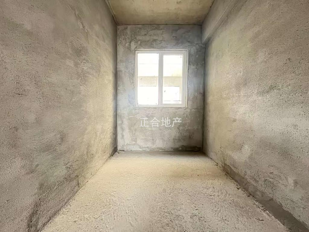 蓝天白云公园旁