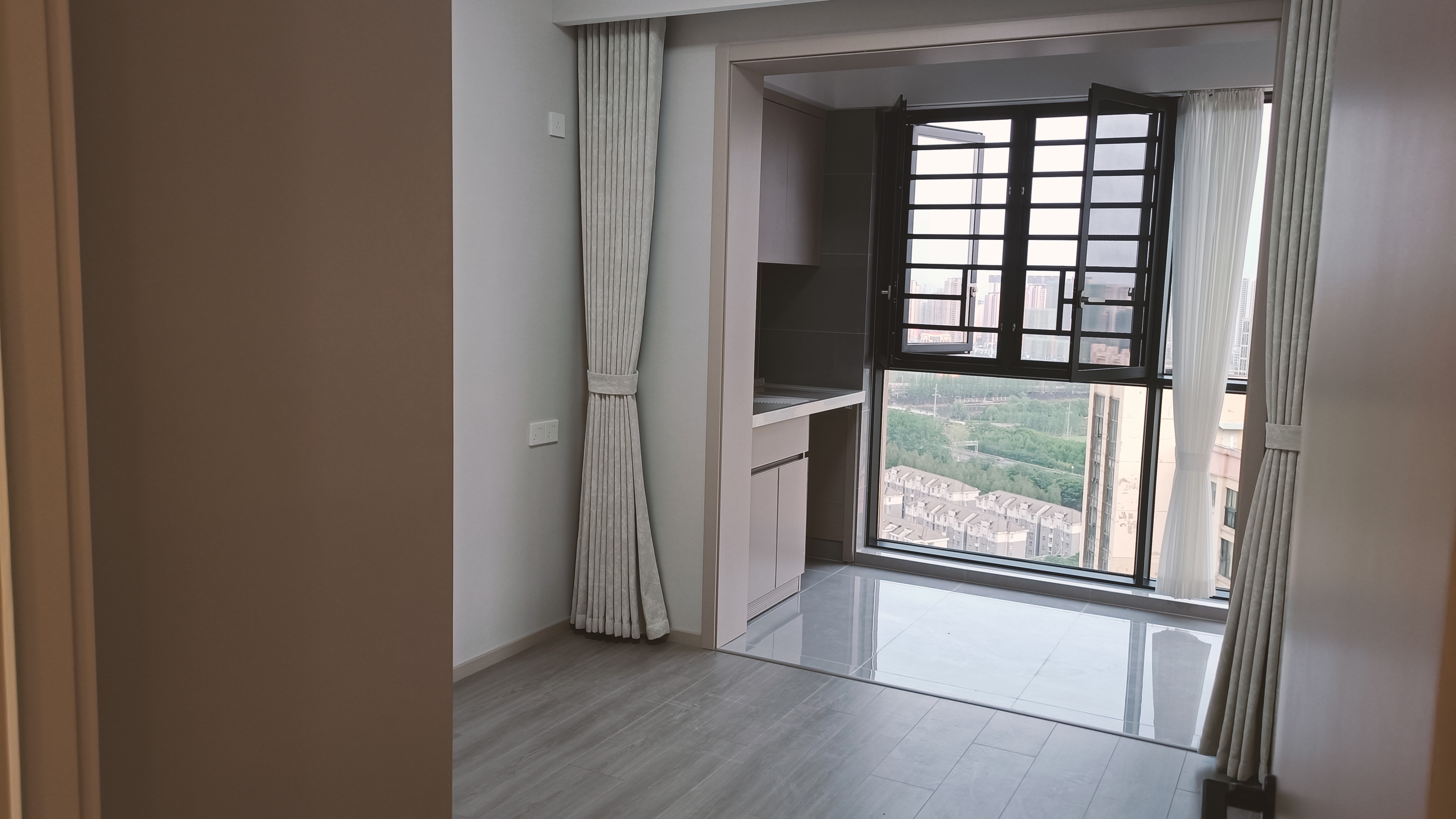 城南好地段南国名珠3室2厅2卫全新精装修，高品质装修要求全都是好材料装修的。