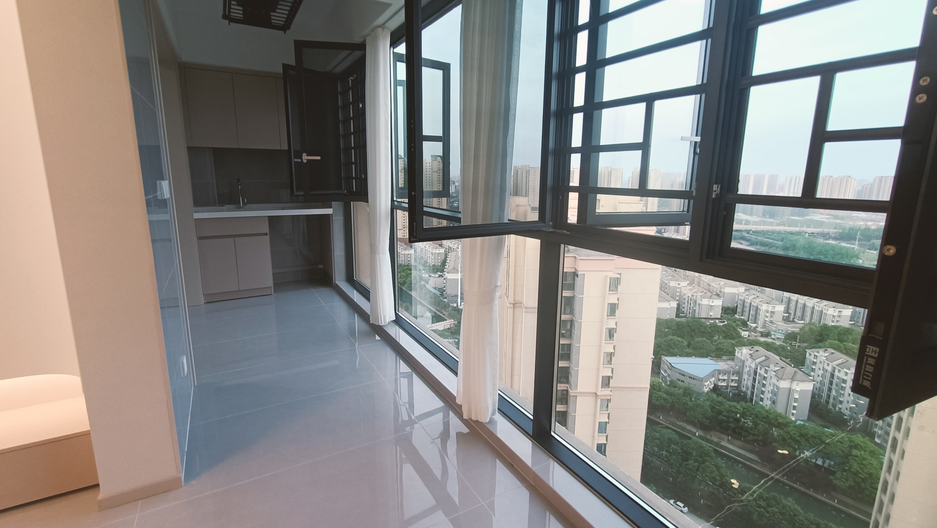 城南好地段南国名珠3室2厅2卫全新精装修，高品质装修要求全都是好材料装修的。