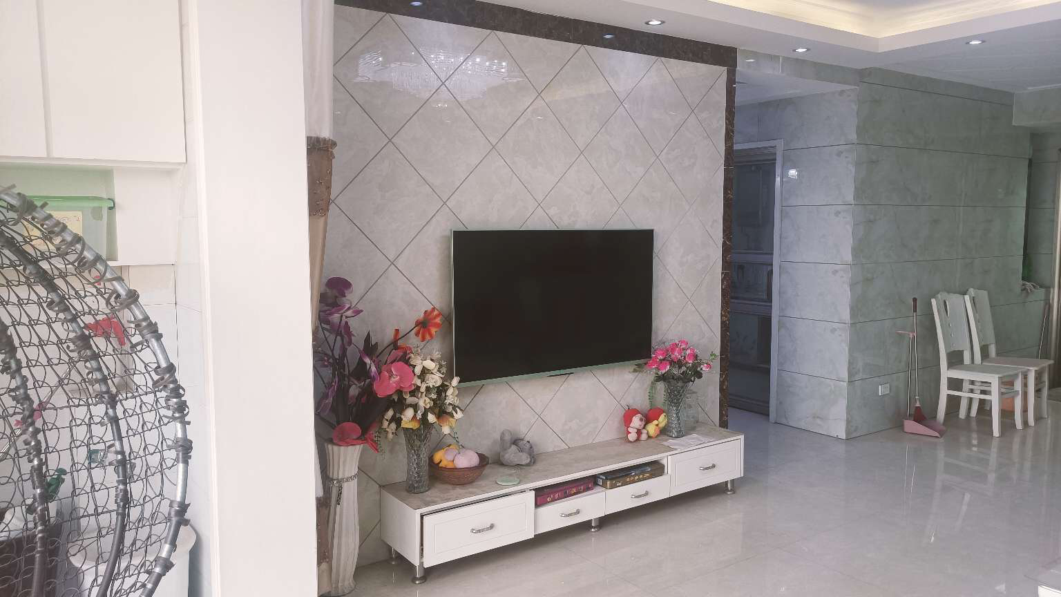 和合国际黄荆社区这里的电梯房8楼总高10楼的小高层115平精装修