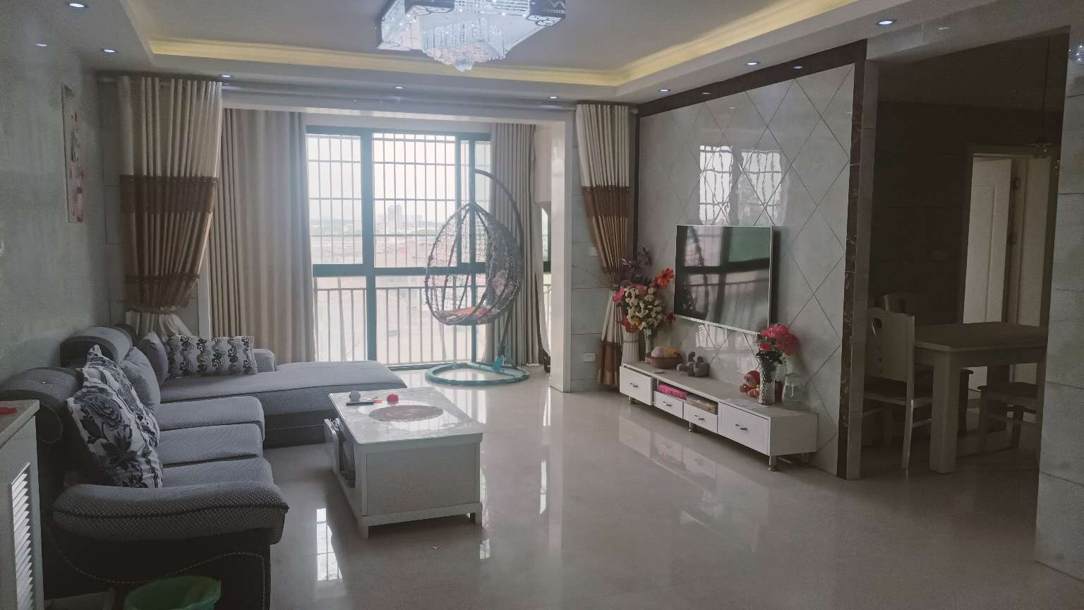 和合国际黄荆社区这里的电梯房8楼总高10楼的小高层115平精装修