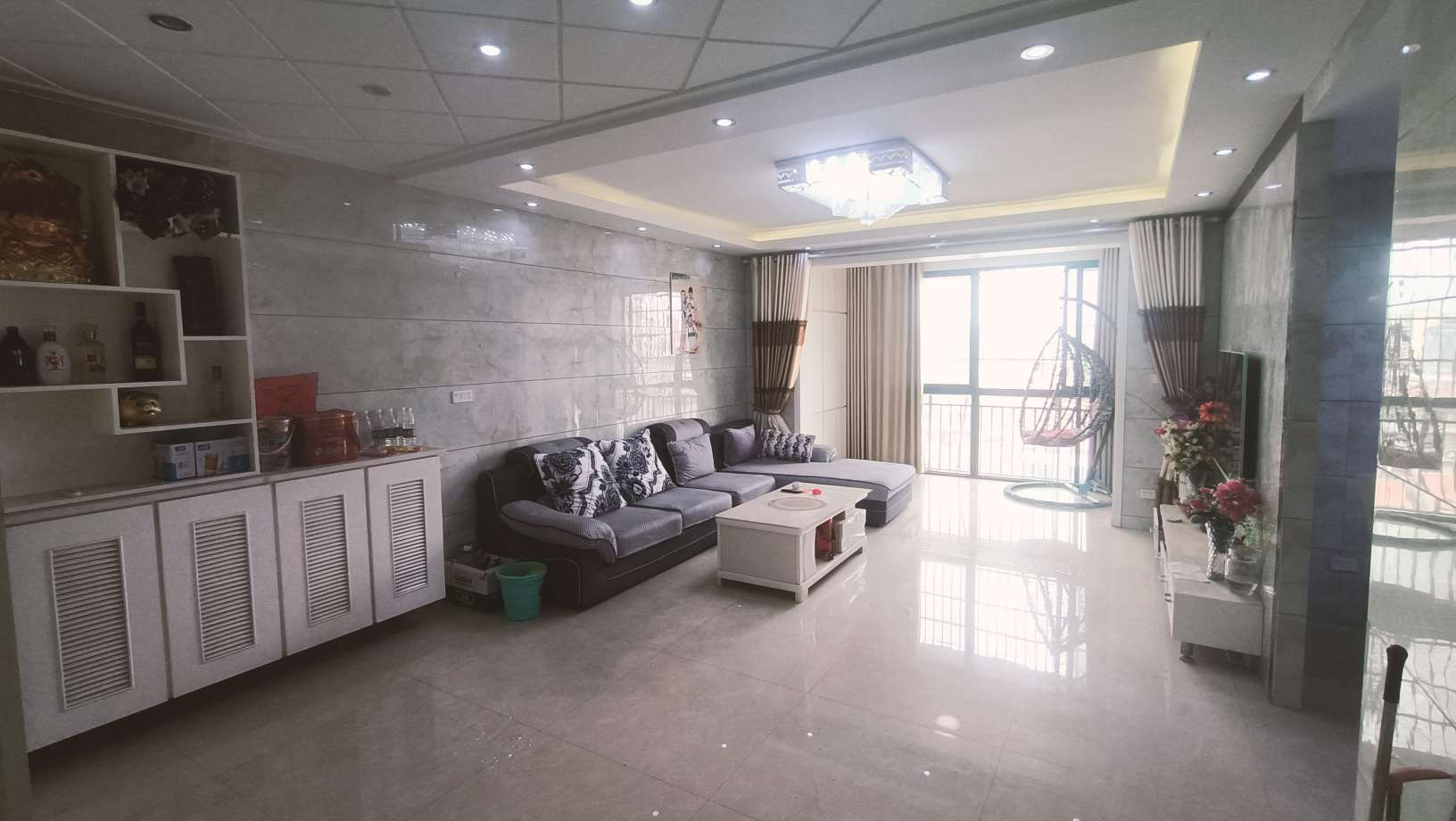 和合国际黄荆社区这里的电梯房8楼总高10楼的小高层115平精装修