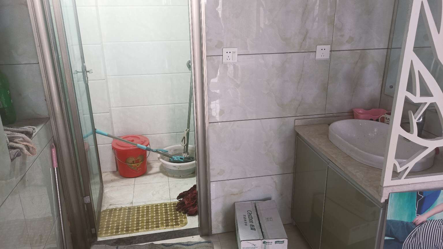 和合国际黄荆社区这里的电梯房8楼总高10楼的小高层115平精装修