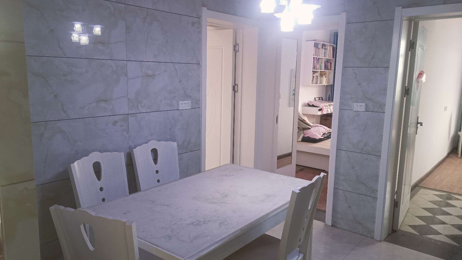 和合国际黄荆社区这里的电梯房8楼总高10楼的小高层115平精装修