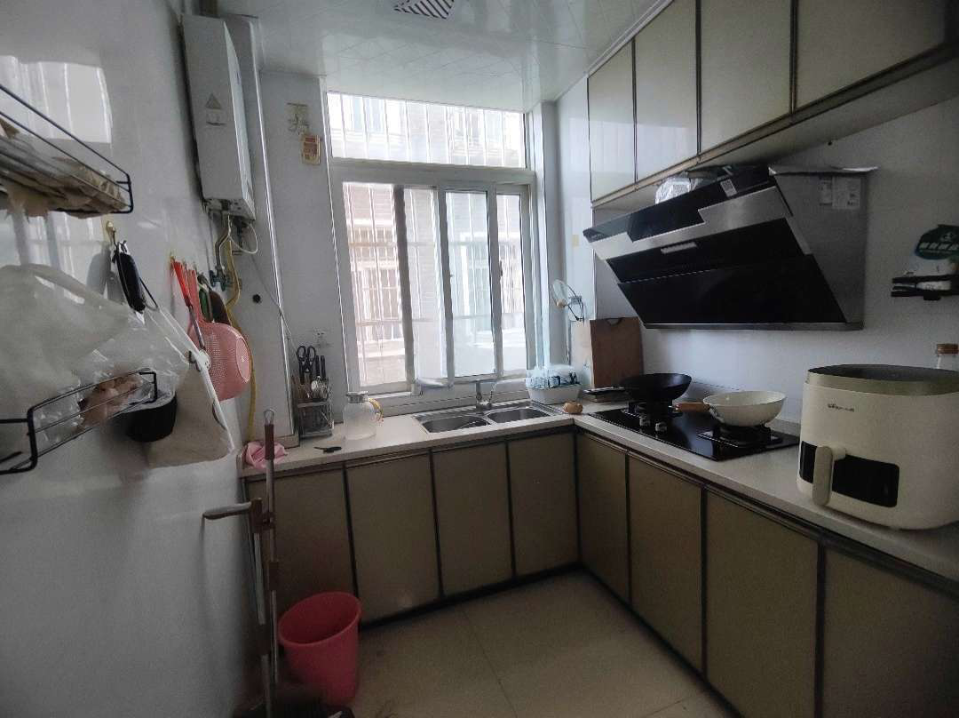 仙下河边河景房3室2厅2卫精装修3楼总高6楼精装修房龄新优价出售