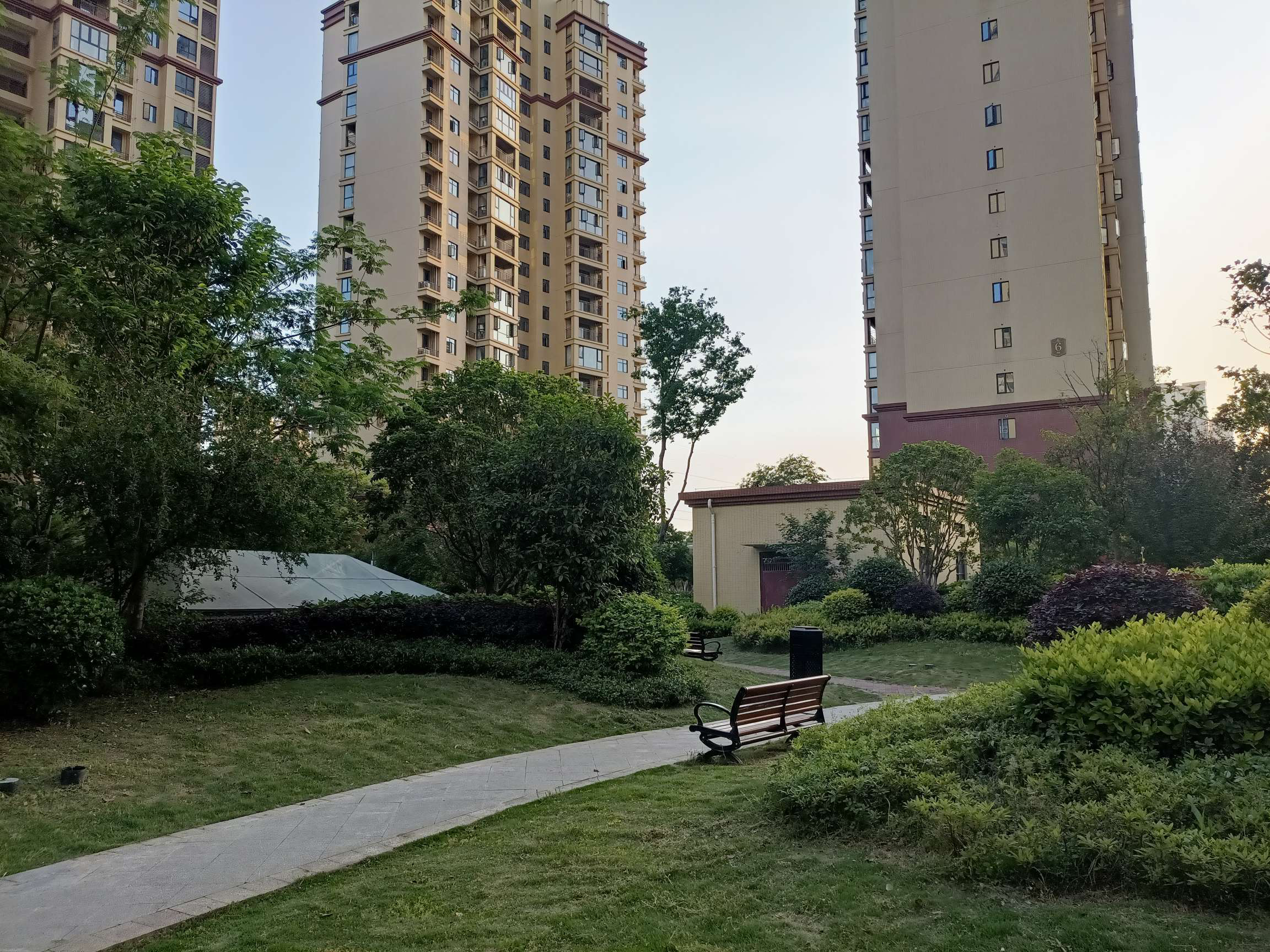 城南领秀城3室2厅2卫全新毛坯房手续齐全支持按揭贷款！带车位66.8个W优价出售