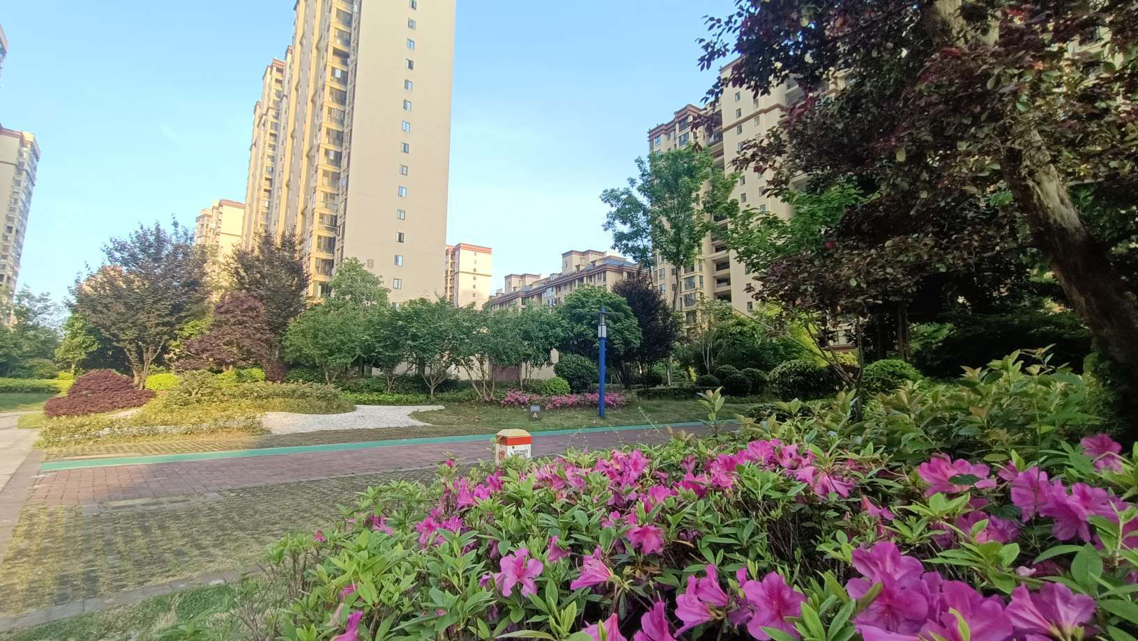 城南领秀城3室2厅2卫全新毛坯房手续齐全支持按揭贷款！带车位66.8个W优价出售