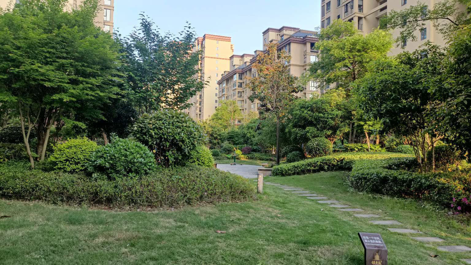 城南领秀城3室2厅2卫全新毛坯房手续齐全支持按揭贷款！带车位66.8个W优价出售