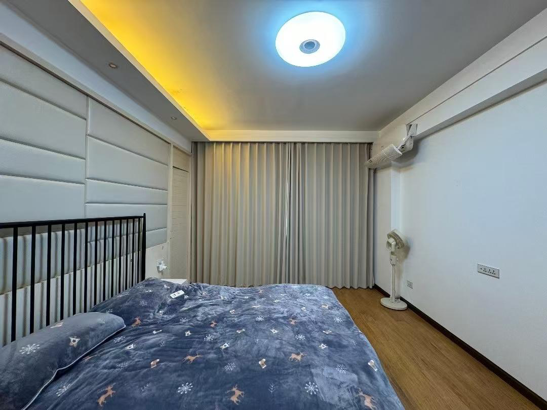 城南一品苑小区3室2厅2卫精装修两证全优价出售！