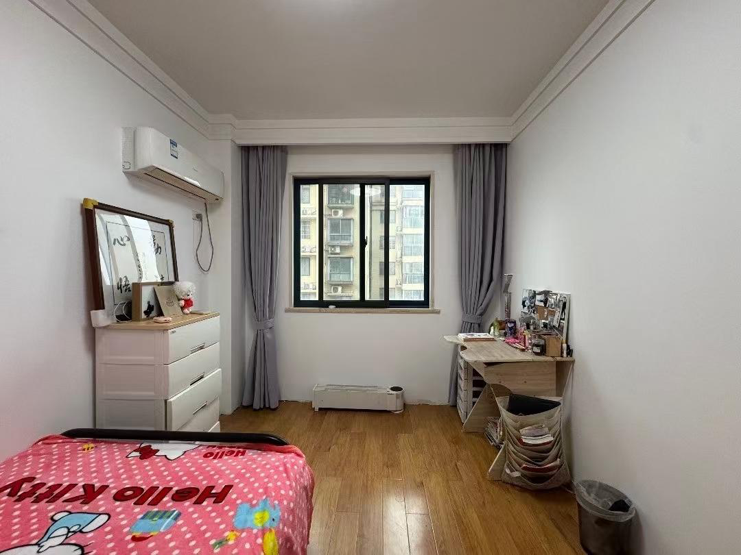 城南一品苑小区3室2厅2卫精装修两证全优价出售！