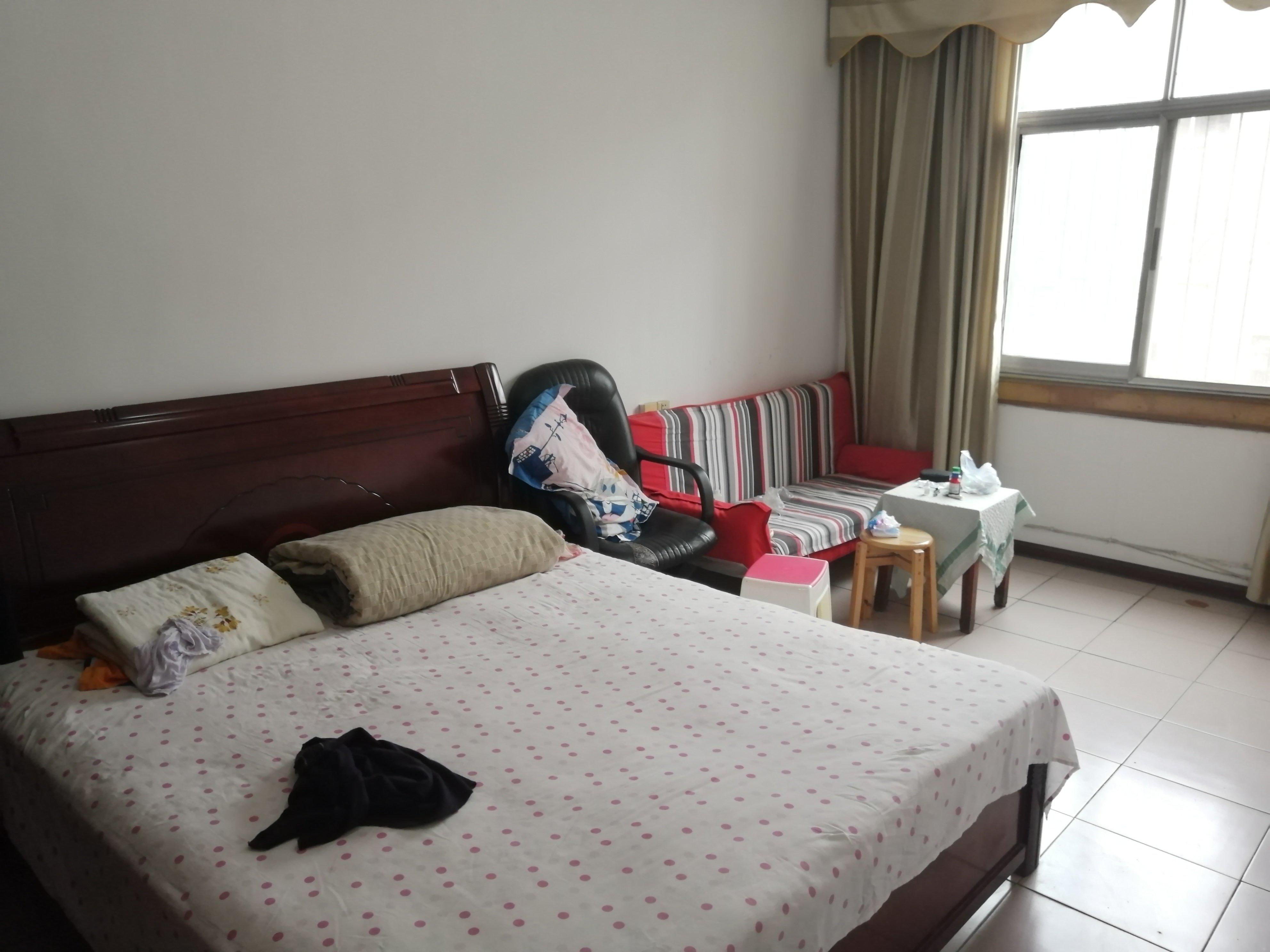 何李路与沔阳大道交汇处水利局宿舍步梯3楼3室1厅保养完好直接入住！